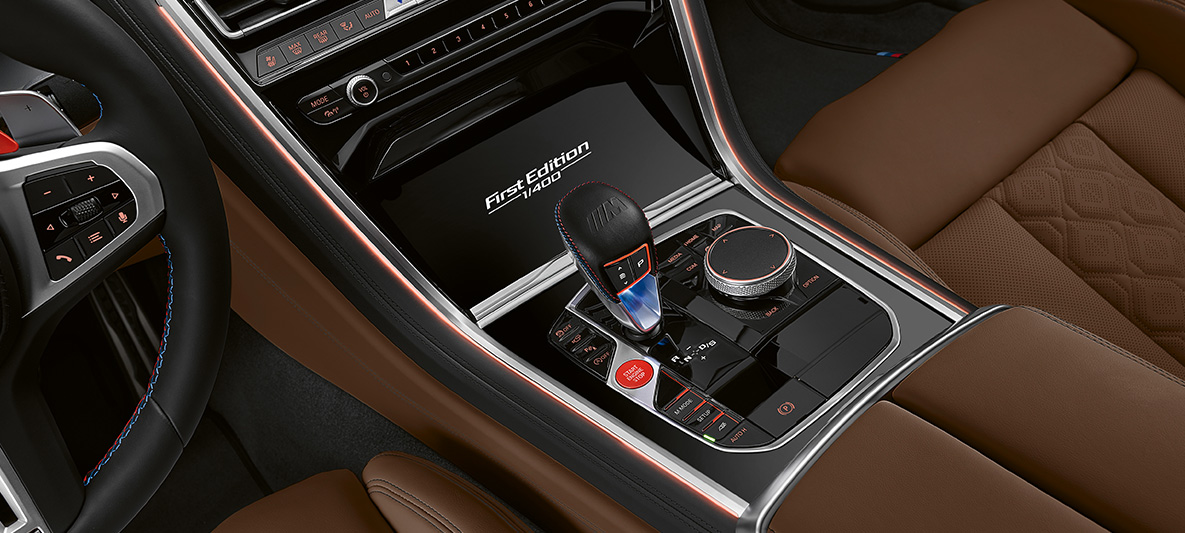 Contrassegno First Edition della BMW M8 Gran Coupé First Edition F93 Contrassegno First Edition della BMW M8 Gran Coupé First Edition F93 2020 BMW Individual Aurora Diamond Green metallizzato, interni
