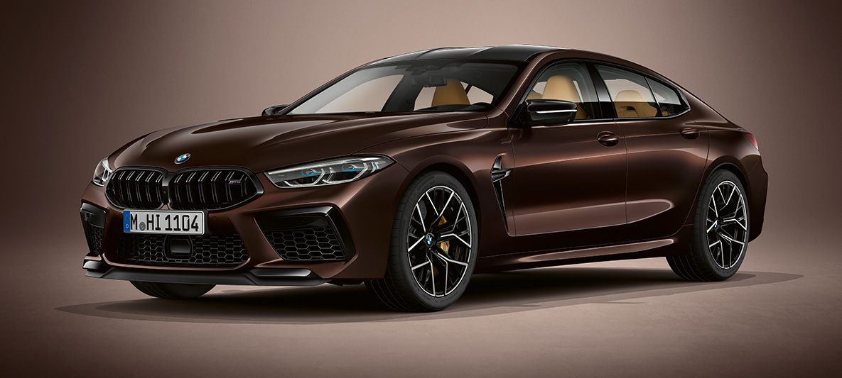 BMW M8 Competition Gran Coupé BMW Individual Almandine Brown metallizzato F93 BMW M8 Competition Gran Coupé in vista anteriore a tre quarti F93 2020 BMW Individual Almandine Brown metallizzato, vista anteriore a tre quarti