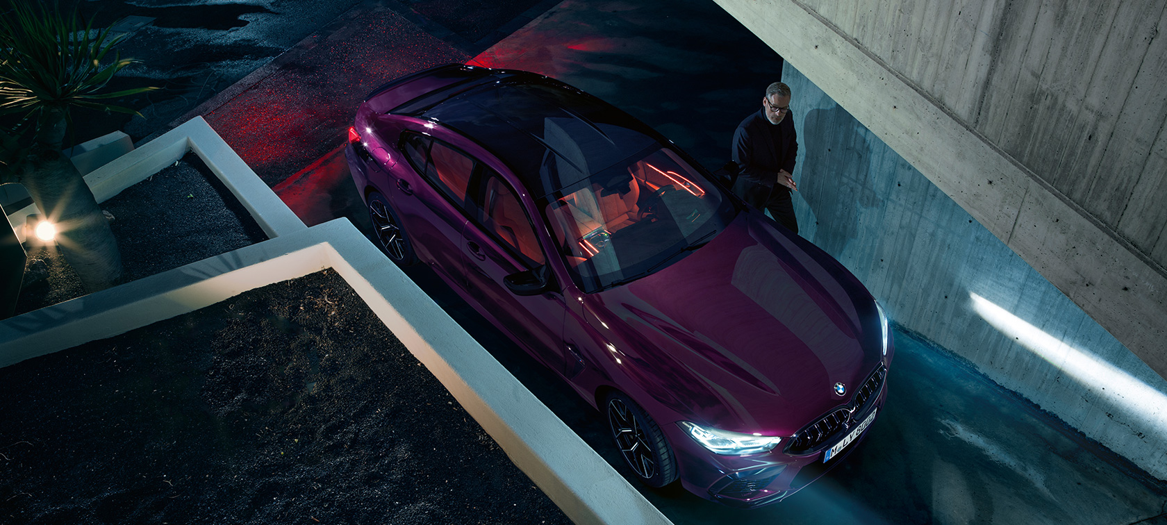 BMW M8 Competition Gran Coupé, con prospettiva a volo di uccello F93 BMW M8 Competition Gran Coupé F93 2020 BMW Individual Ametrin metallizzato parcheggiata davanti a un edificio con prospettiva a volo di uccello