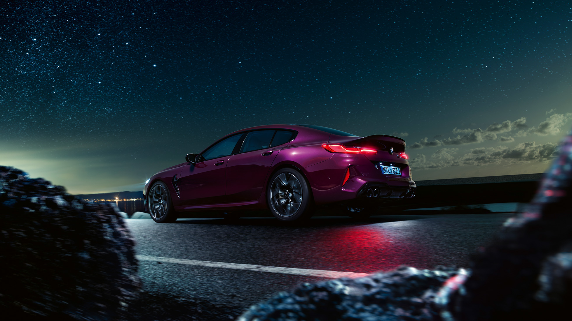 BMW M8 Competition Gran Coupé, vista posteriore a tre quarti, prospettiva dal basso F93. BMW M8 Competition Gran Coupé F93 2020 BMW Individual Ametrin metallizzato, vista posteriore a tre quarti, prospettiva dal basso.