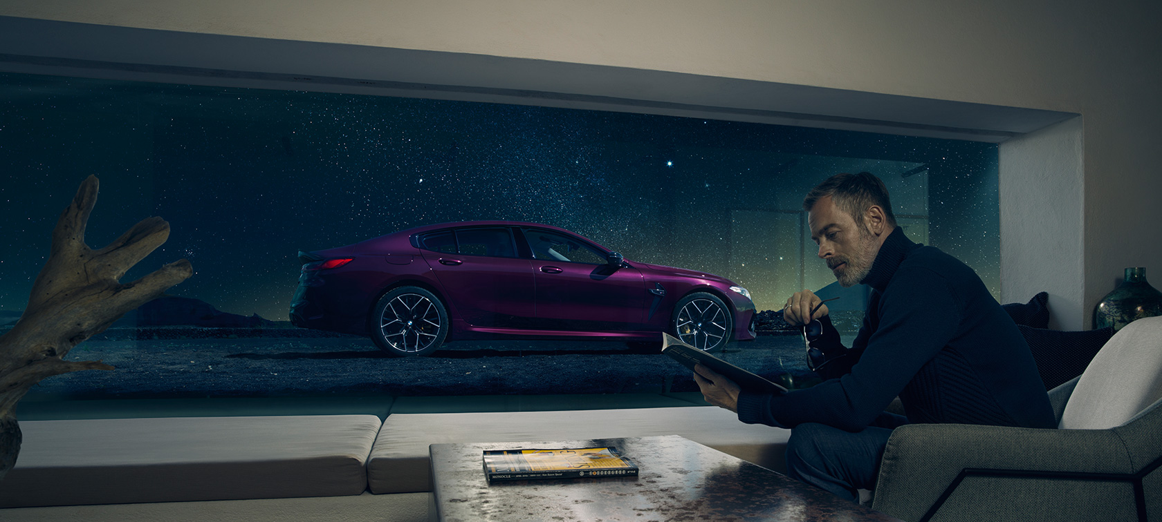 BMW M8 Competition Gran Coupé, vista laterale da una finestra BMW M8 Competition Gran Coupé F93 2020 BMW Individual Ametrin metallizzato, vista laterale da una finestra