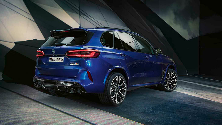 BMW X5 F95 Vista posteriore a tre quarti da ferma Versioni BMW M BMW X5 F95 Vista posteriore a tre quarti da ferma