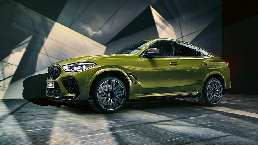 BMW X6 F96 Vista laterale a tre quarti da ferma Versioni BMW M BMW X6 F96 Vista laterale a tre quarti da ferma