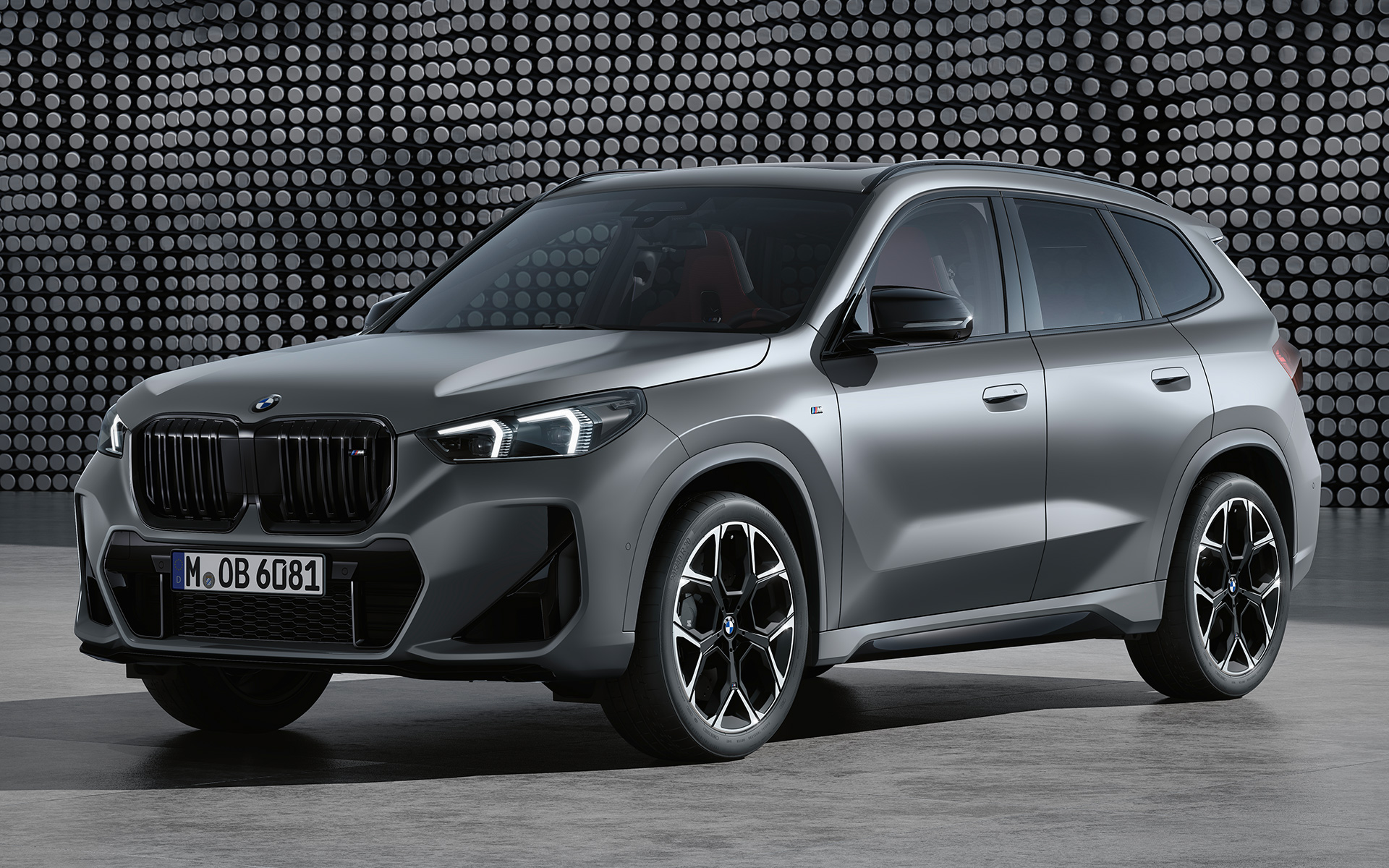 BMW X1 M35i xDrive BMW X1 M35i xDrive Vista anteriore a tre quarti