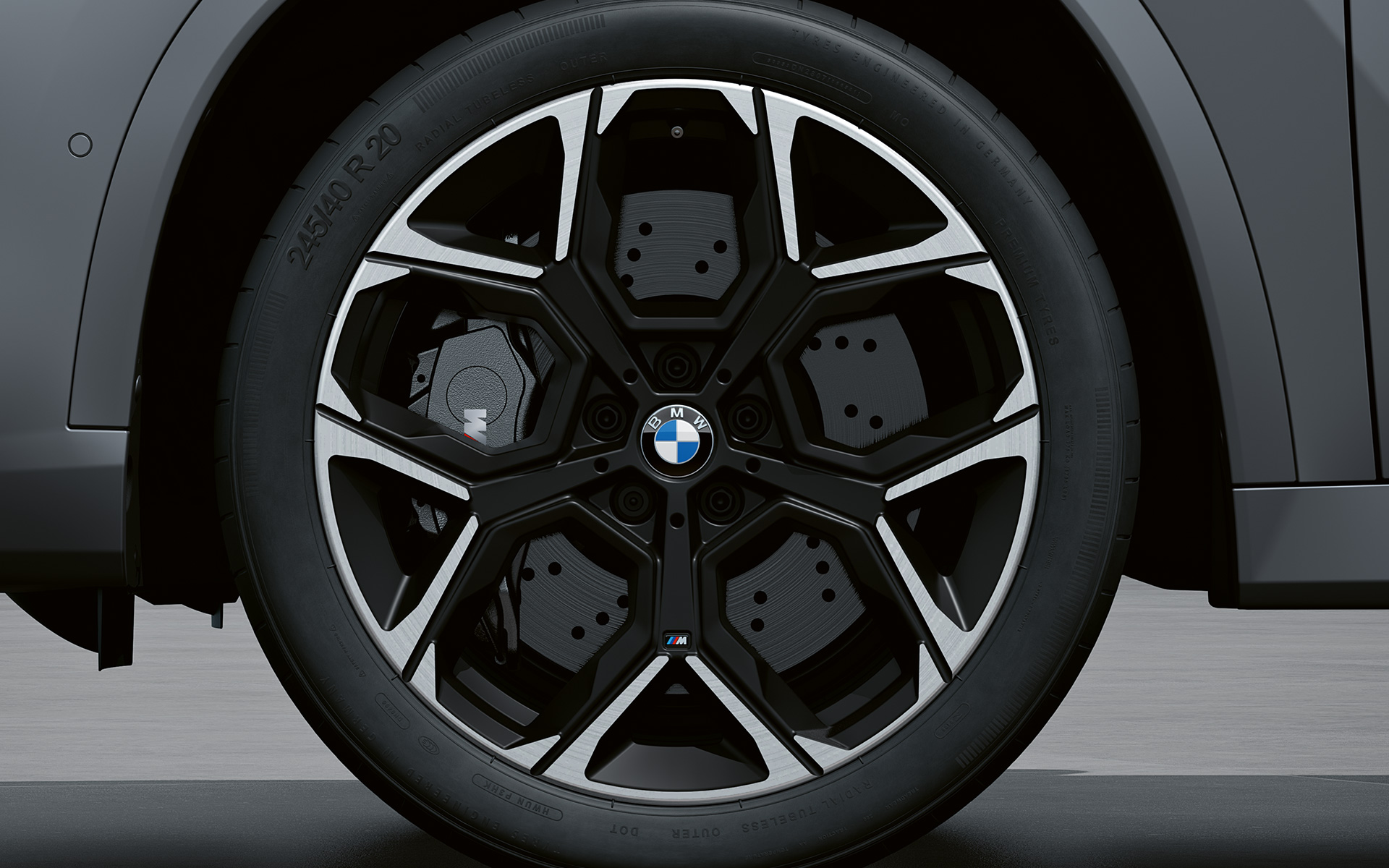 BMW X1 M35i xDrive Ruota in lega leggera Esterni della BMW X1 M35i xDrive con primo piano della ruota in lega leggera