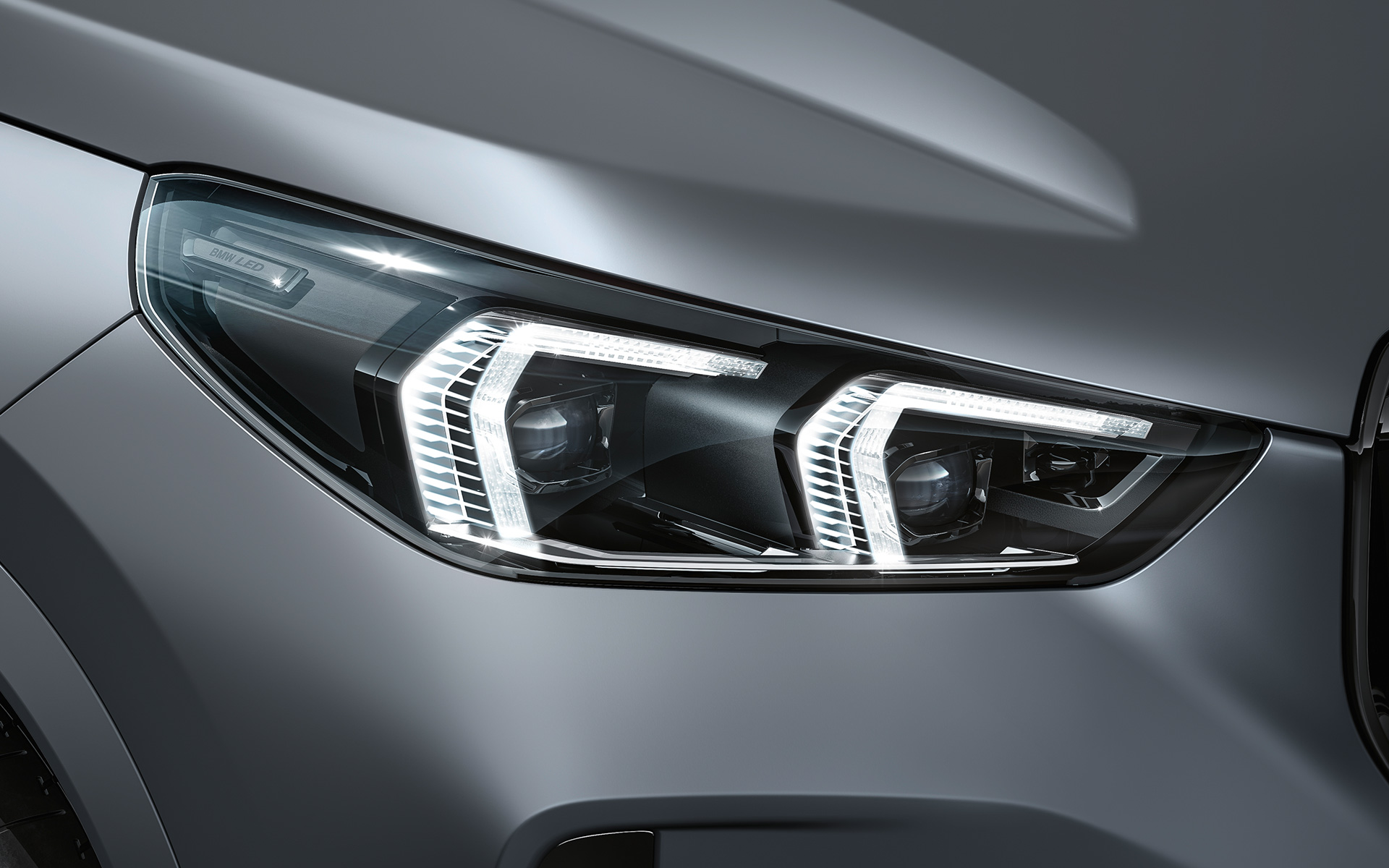 Esterni della BMW X1 M35i xDrive con fari a LED Esterne della BMW X1 M35i xDrive primo piano dei fari a LED
