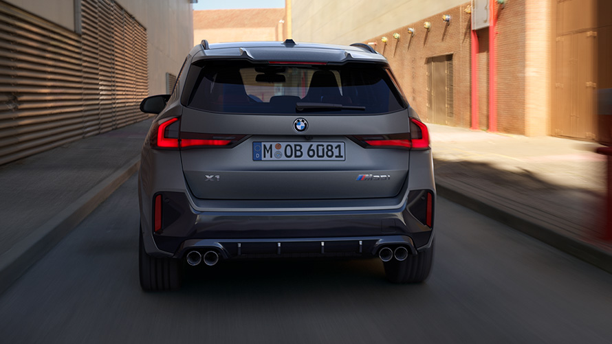 BMW X1 M35i xDrive Vista posteriore della BMW X1 M35i xDrive in movimento