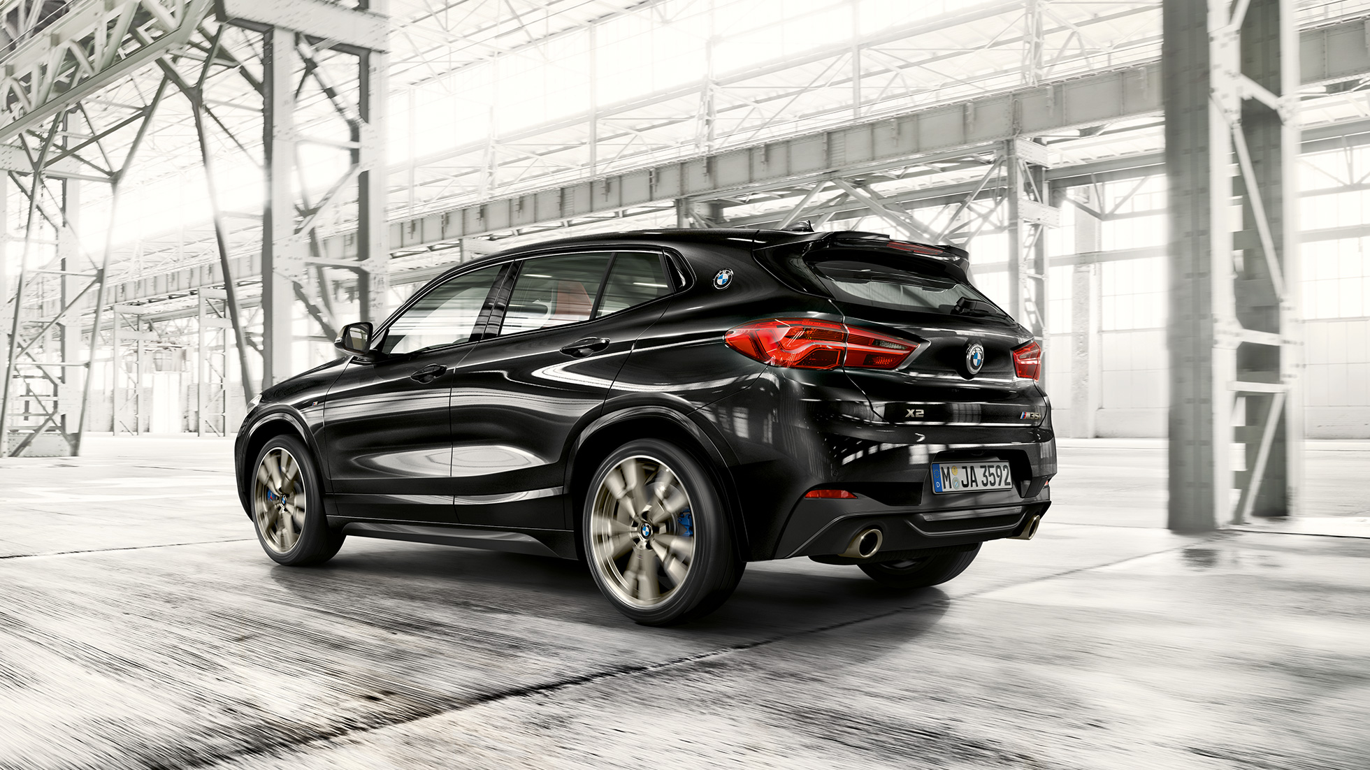 Dinamica di guida della BMW X2 M35i SUV F39 Dinamica di guida della BMW X2 M35i SUV Sapphire Black metallizzato F39 2018 vista posteriore a tre quarti
