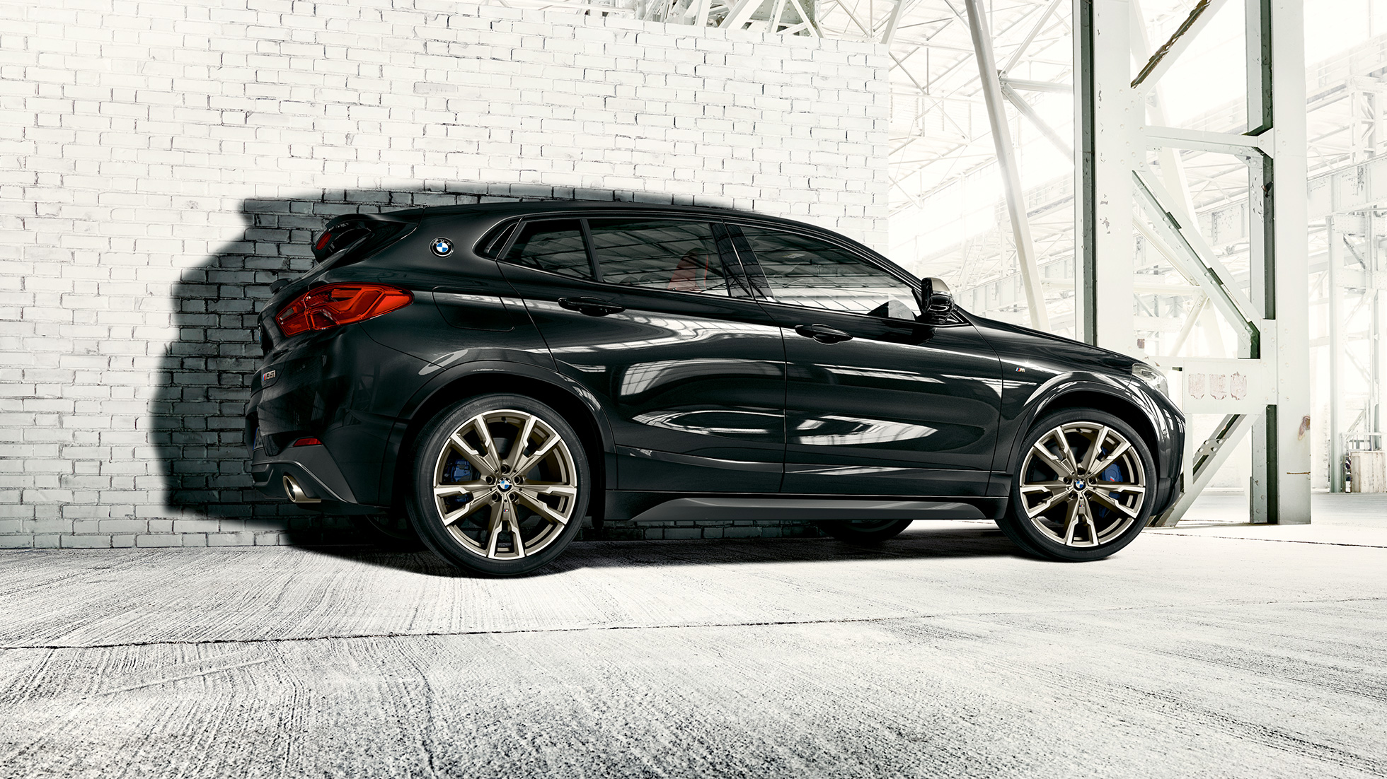 Esterni della BMW X2 M35i SUV F39 Esterni della BMW X2 M35i SUV Sapphire Black metallizzato F39 vista laterale