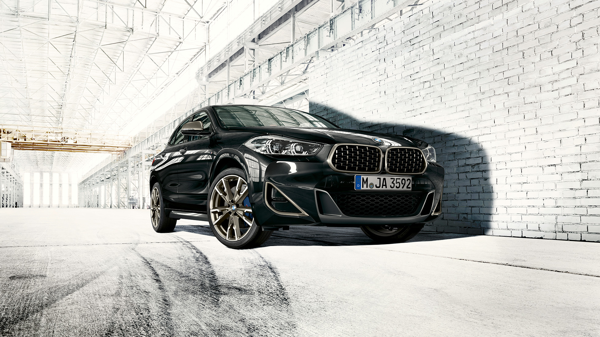 Calandra a doppio rene della BMW X2 M35i SUV F39 Calandra a doppio rene BMW della BMW X2 M35i SUV in Sapphire Black metallizzato F39 vista anteriore a tre quarti