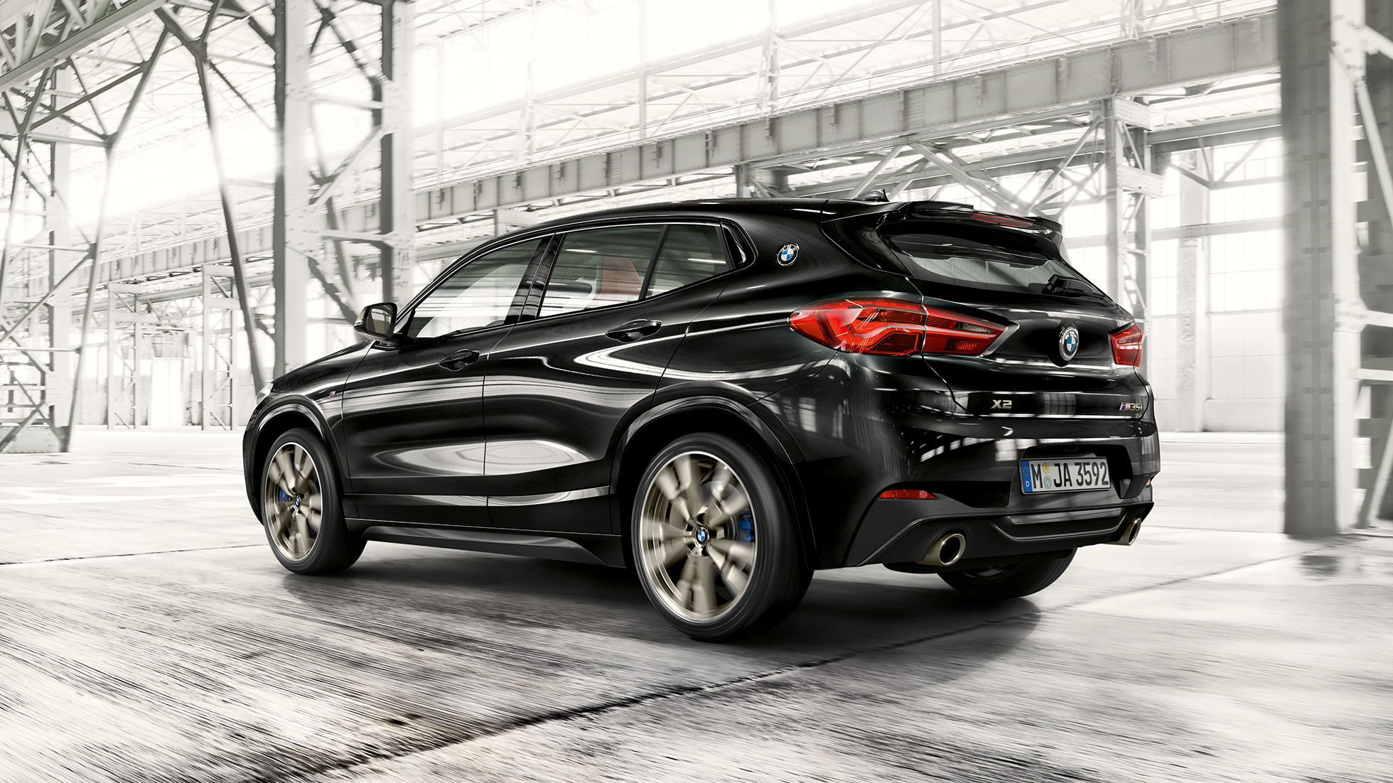 Spoiler posteriore M della BMW X2 M35i SUV F39 Spoiler posteriore M della BMW X2 M35i SUV in Sapphire Black metallizzato F39 vista posteriore a tre quarti