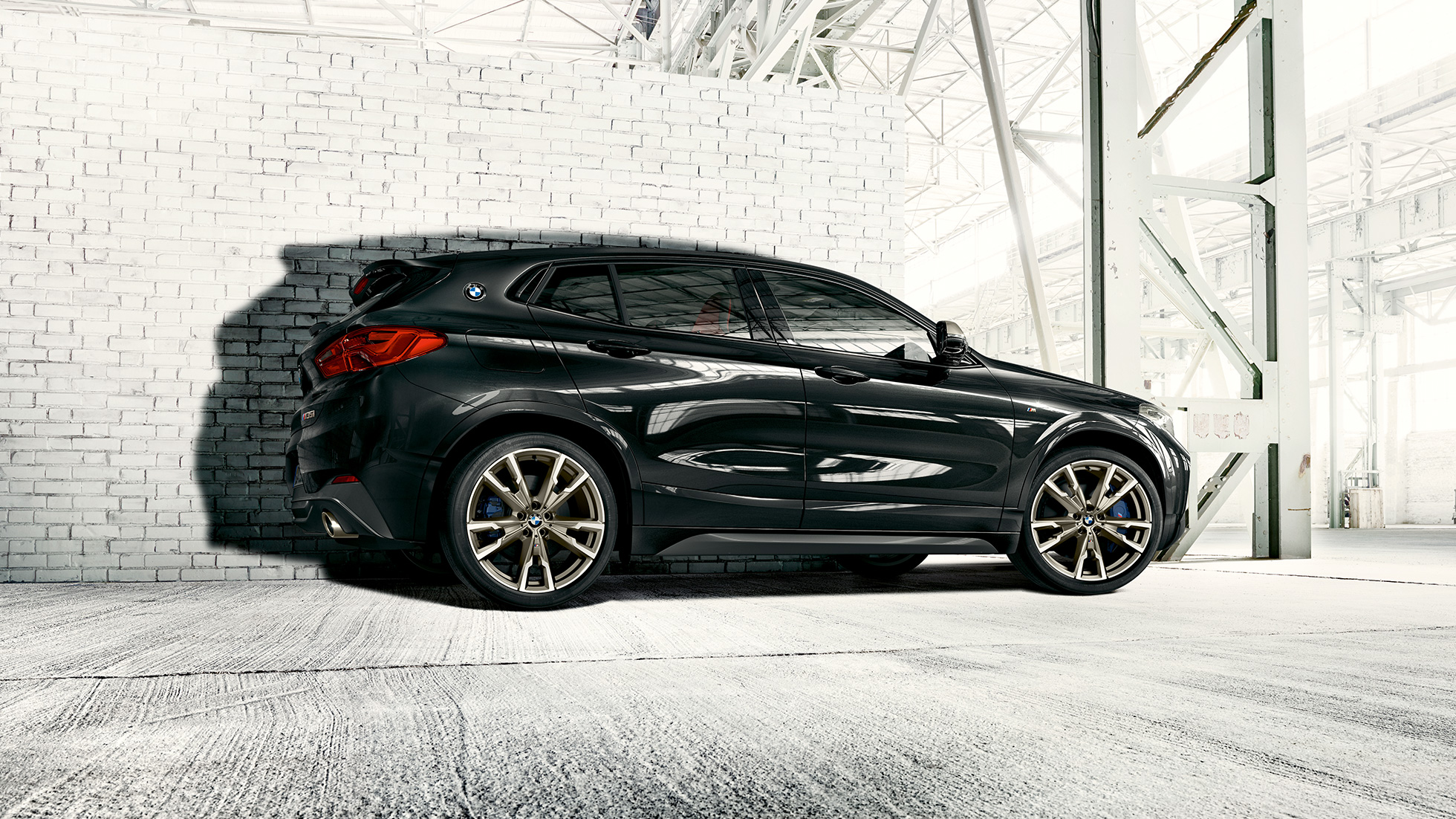 Cerchi in lega leggera M della BMW X2 M35i SUV F39 Cerchi in lega leggera M della BMW X2 M35i SUV in Sapphire Black metallizzato F39 vista laterale
