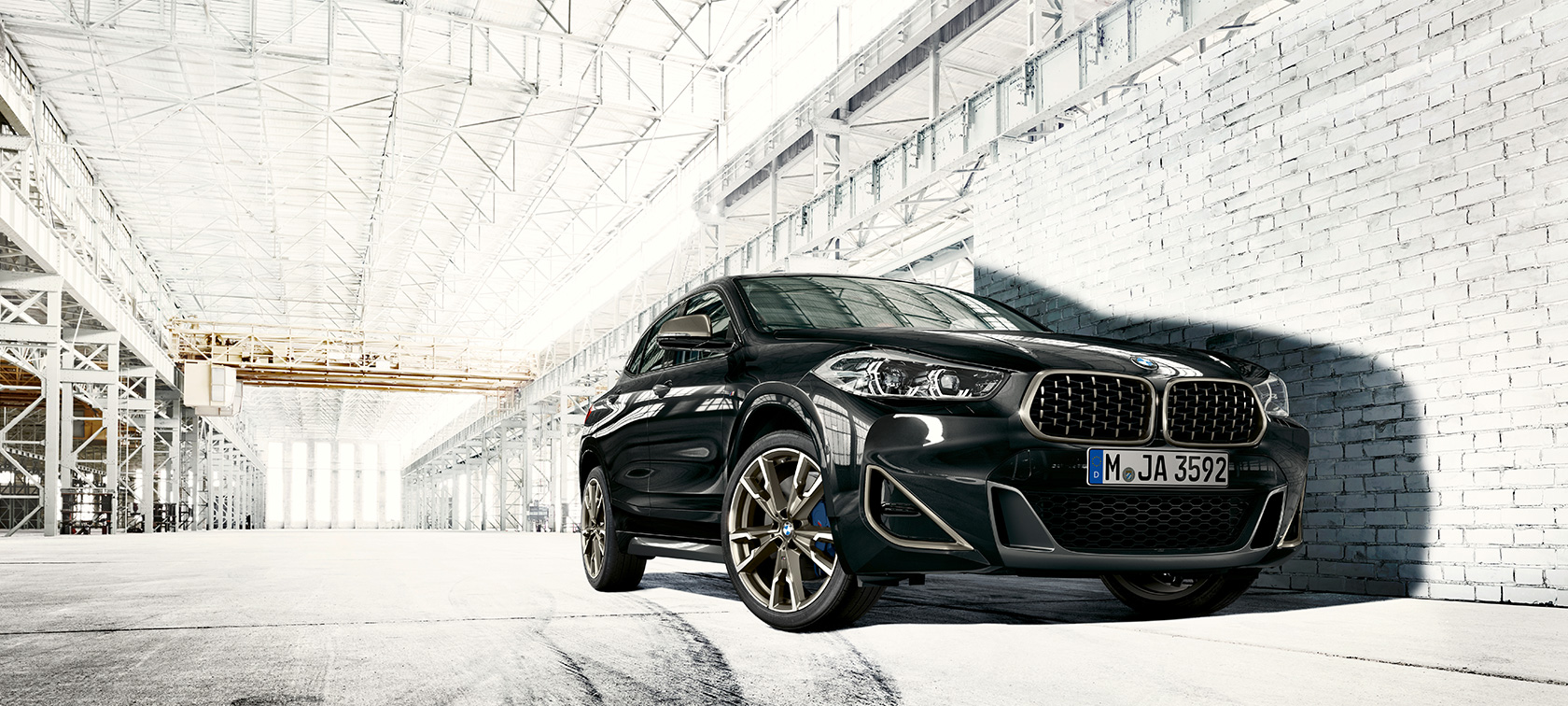 BMW X2 M35i SUV Sapphire Black metallizzato F39 2018 con prospettiva dal basso