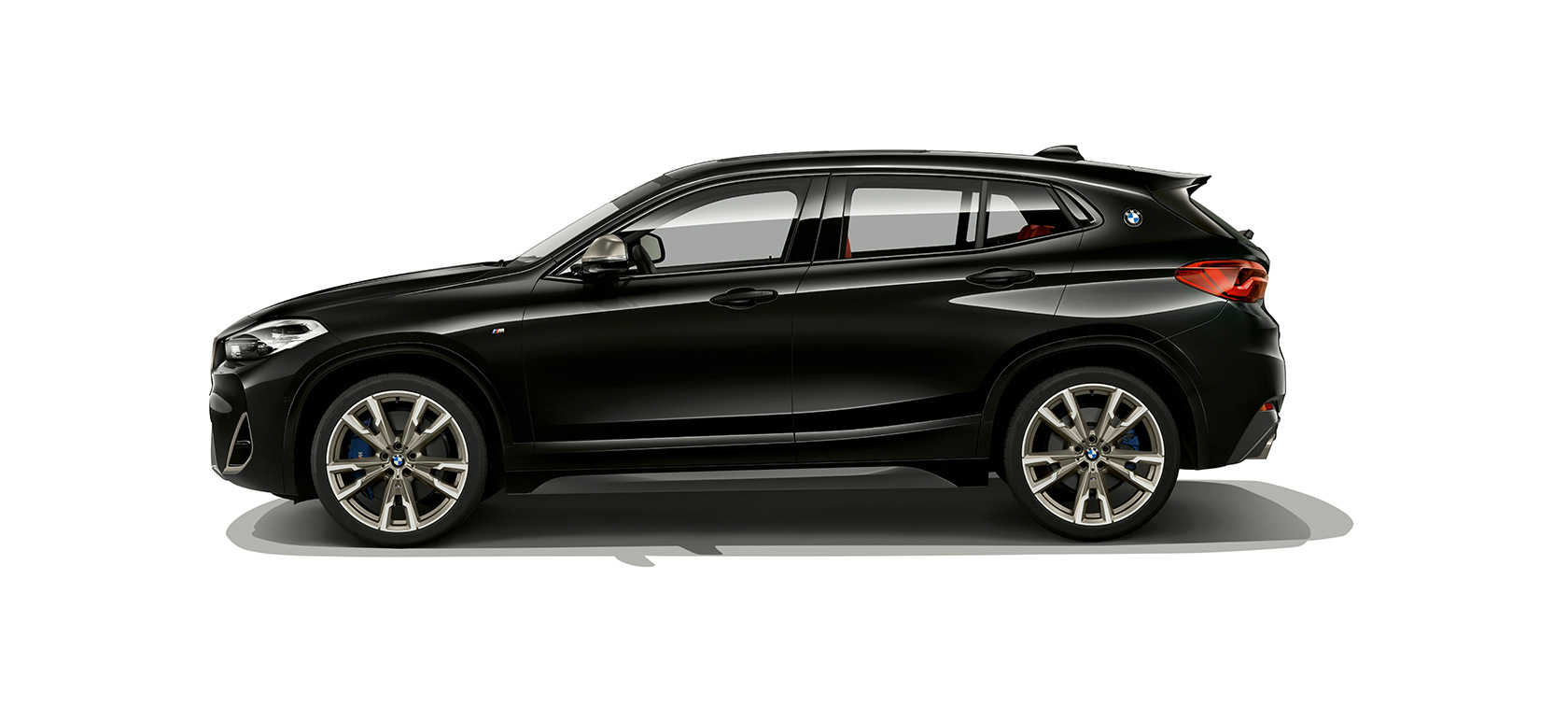 Vista laterale della BMW X2 M35i SUV F39 Vista laterale della BMW X2 M35i SUV 2018 F39 in Sapphire Black metallizzato