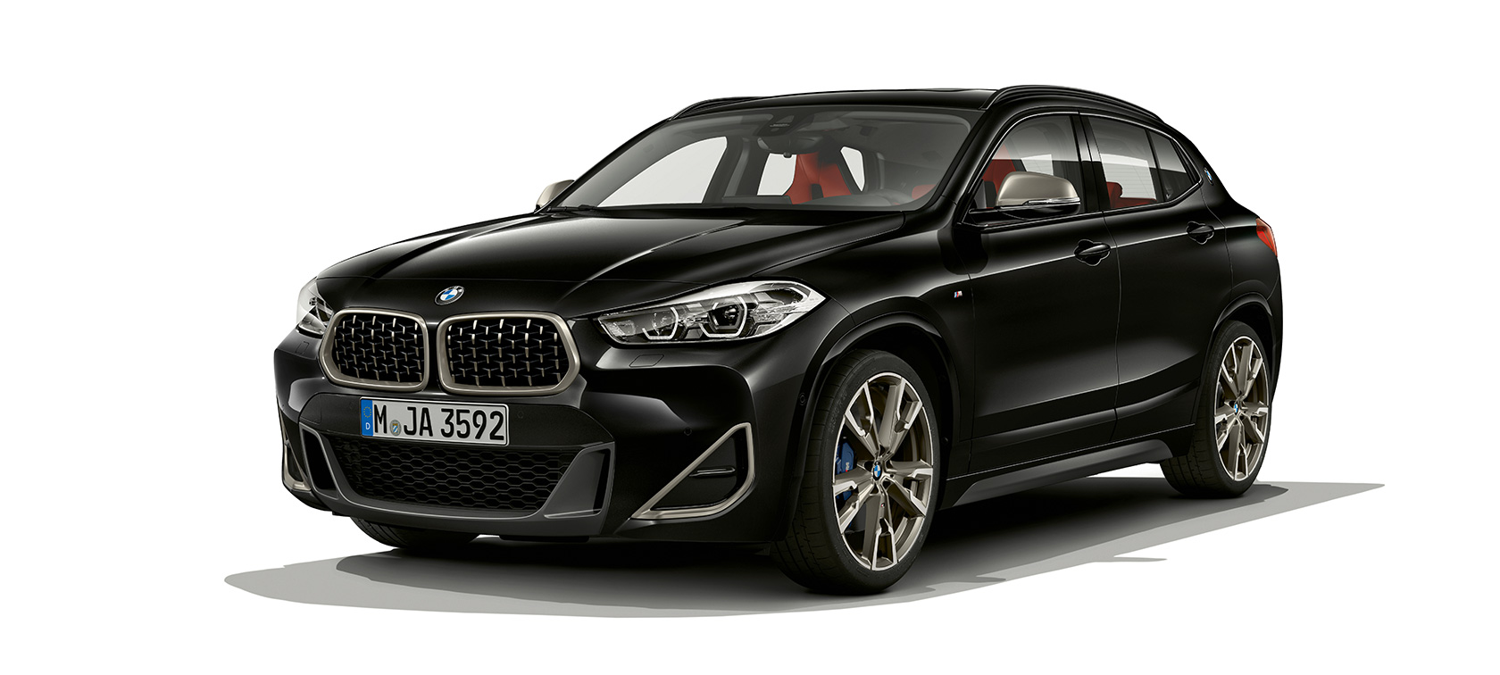 Vista anteriore a tre quarti della BMW X2 M35i SUV F39 Vista anteriore a tre quarti della BMW X2 M35i SUV 2018 F39 in Sapphire Black metallizzato