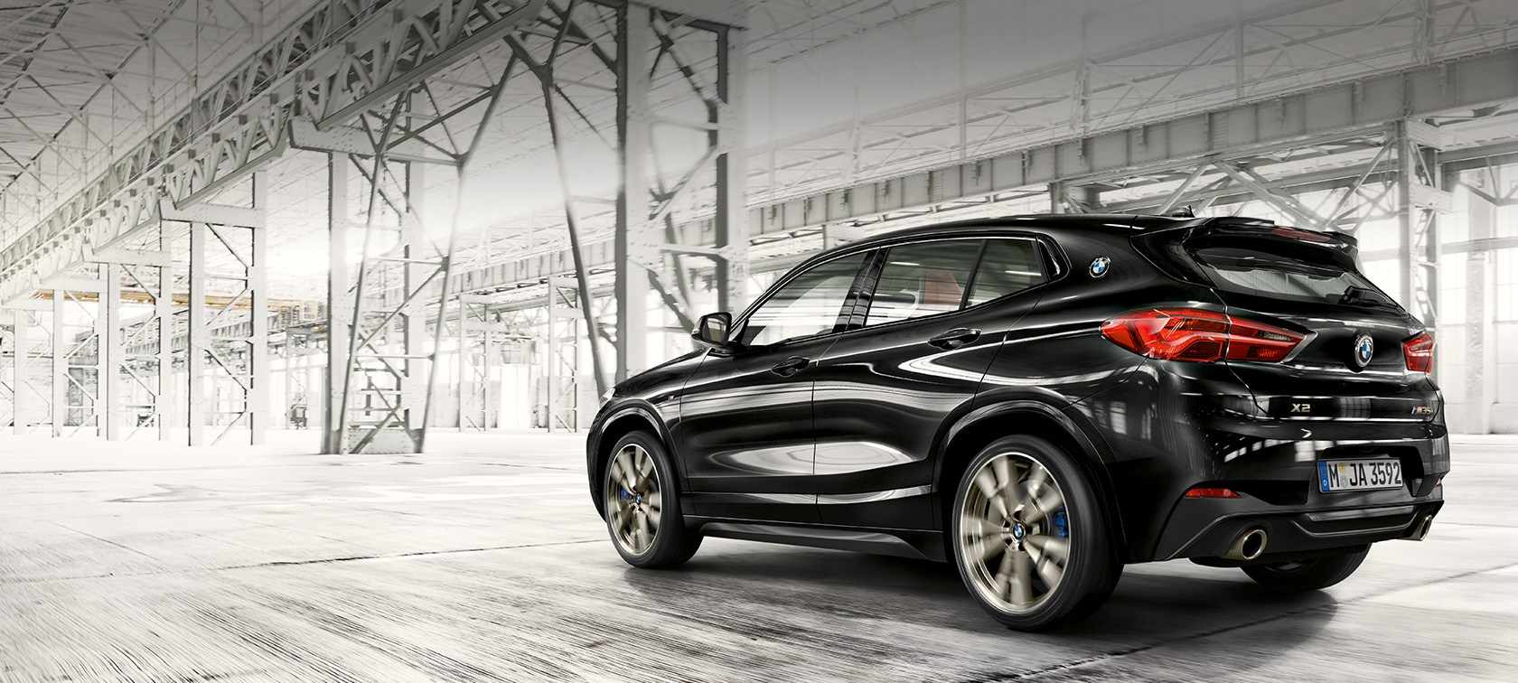 Vista posteriore a tre quarti della BMW X2 M35i SUV F39 BMW X2 M35i SUV in Sapphire Black metallizzato F39 vista posteriore a tre quarti