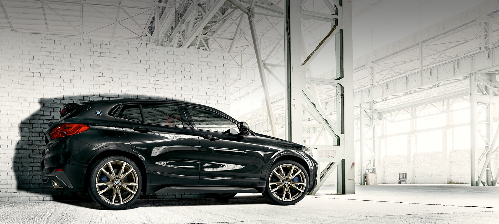 Vista laterale della BMW X2 M35i SUV F39 Vista laterale della BMW X2 M35i SUV in Sapphire Black metallizzato F39