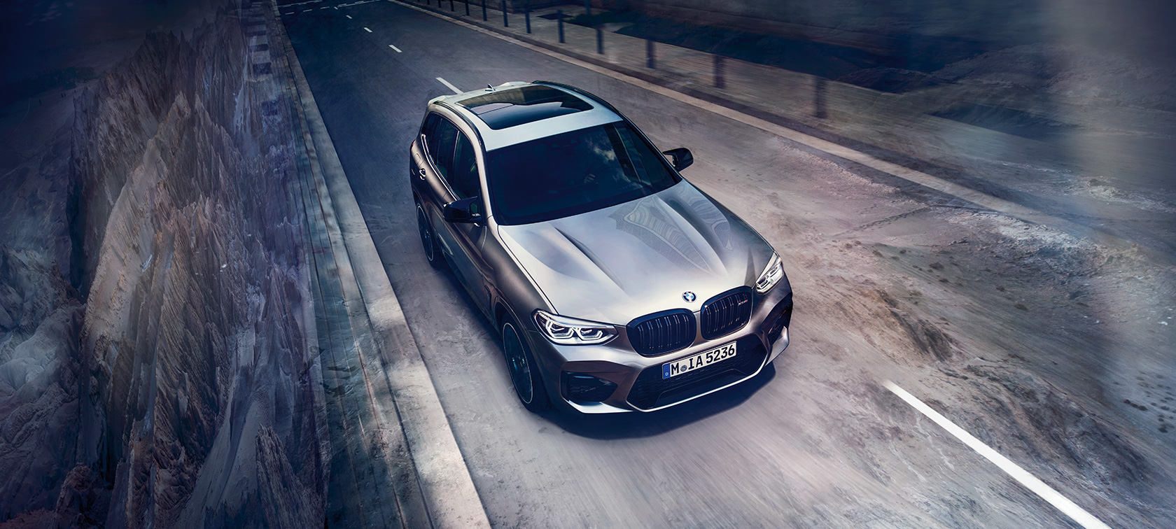 BMW X3 M Competition, con prospettiva a volo di uccello. F97 BMW X3 M Competition in Donington Grey metallizzato, esterni, vista anteriore con prospettiva a volo di uccello. F97