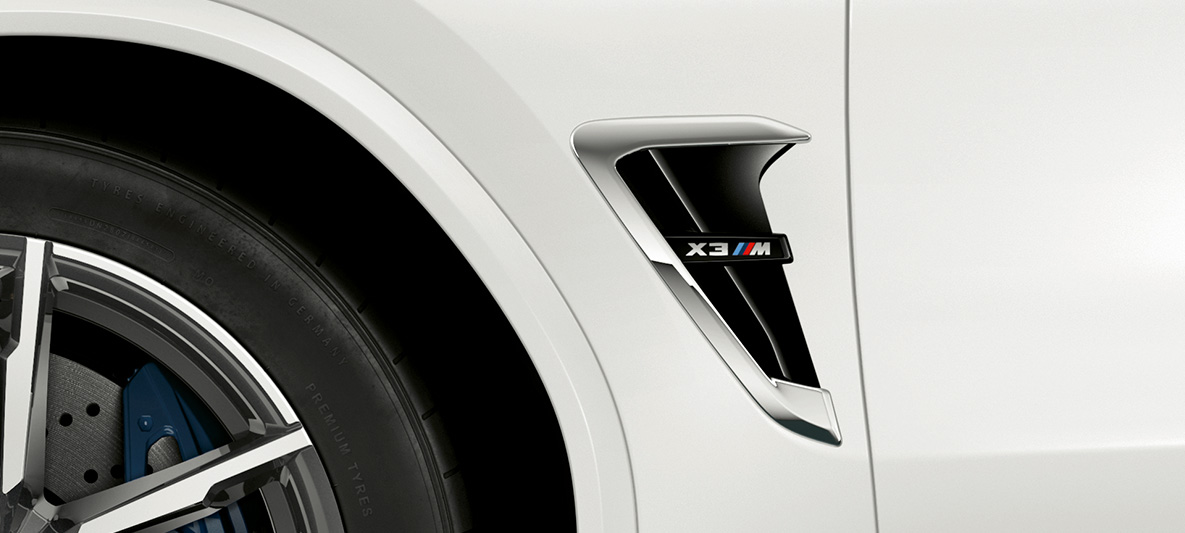 BMW X3 M, Air Breather M. F97 BMW X3 M in Alpine White, esterni, Air Breather M con particolari cromati e denominazione del modello. F97