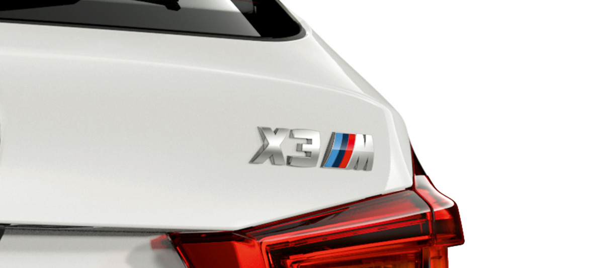 BMW X3 M, denominazione del modello. F97 BMW X3 M in Alpine White, esterni, vista posteriore con denominazione del modello. F97