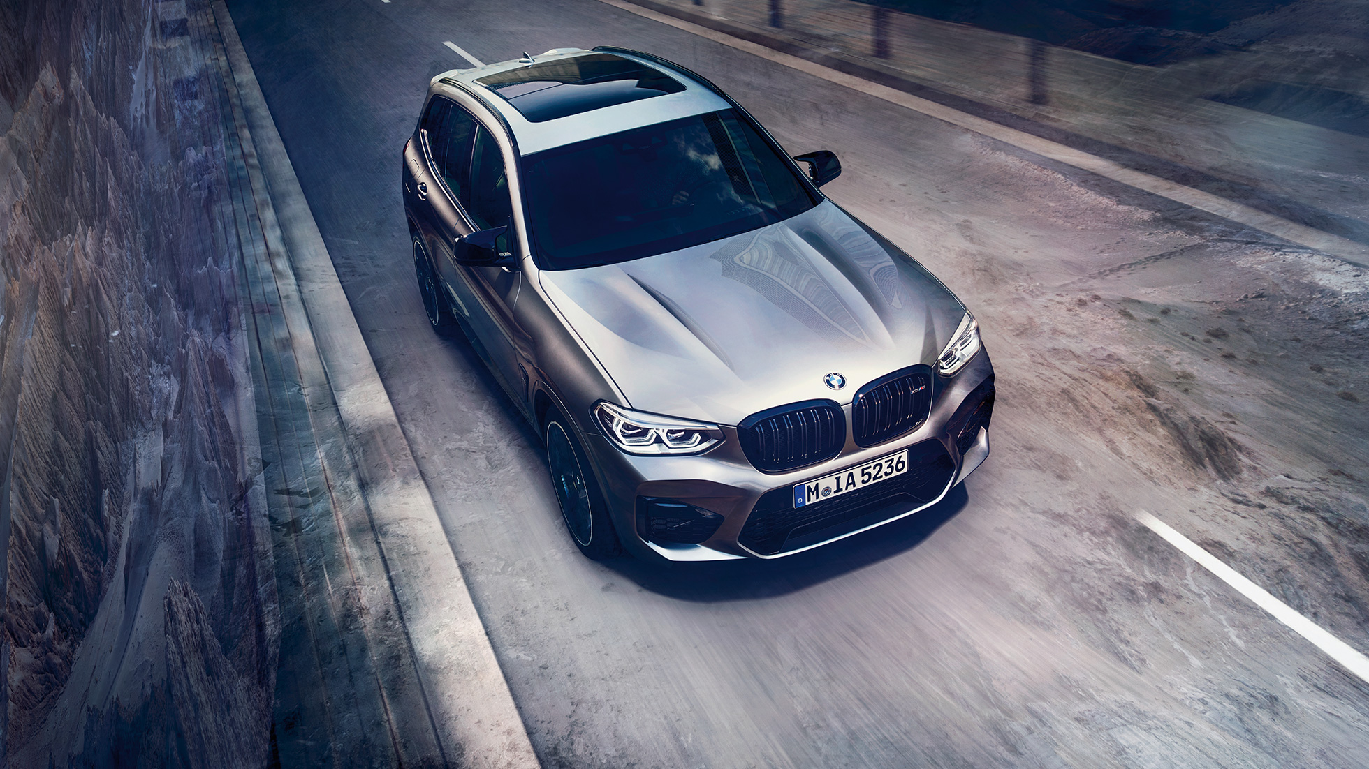 Nuova BMW X3 M Competition, con prospettiva a volo di uccello. F97 Nuova BMW X3 M Competition in Donington Grey metallizzato, esterni, vista anteriore con prospettiva a volo di uccello. F97