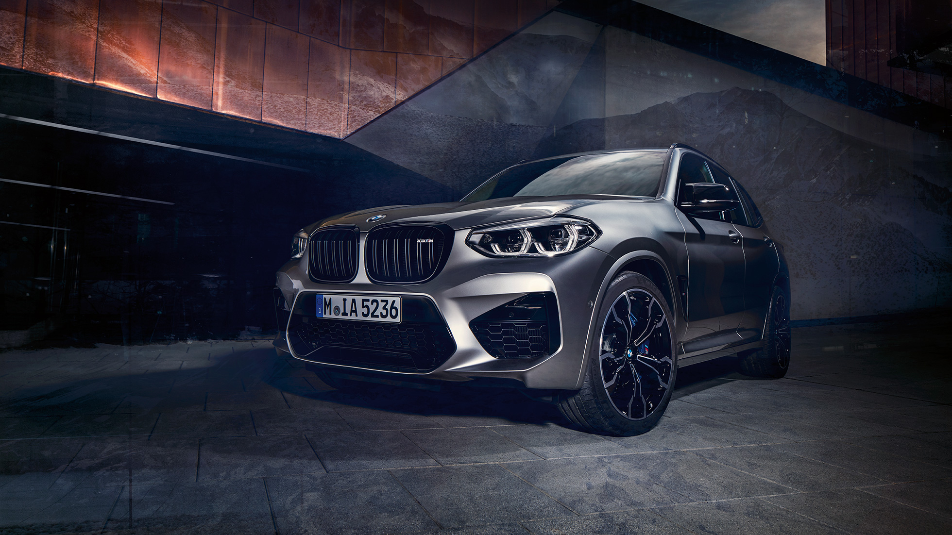 Nuova BMW X3 M Competition, vista anteriore a tre quarti. F97 Nuova BMW X3 M Competition in Donington Grey metallizzato, esterni, vista anteriore a tre quarti. F97