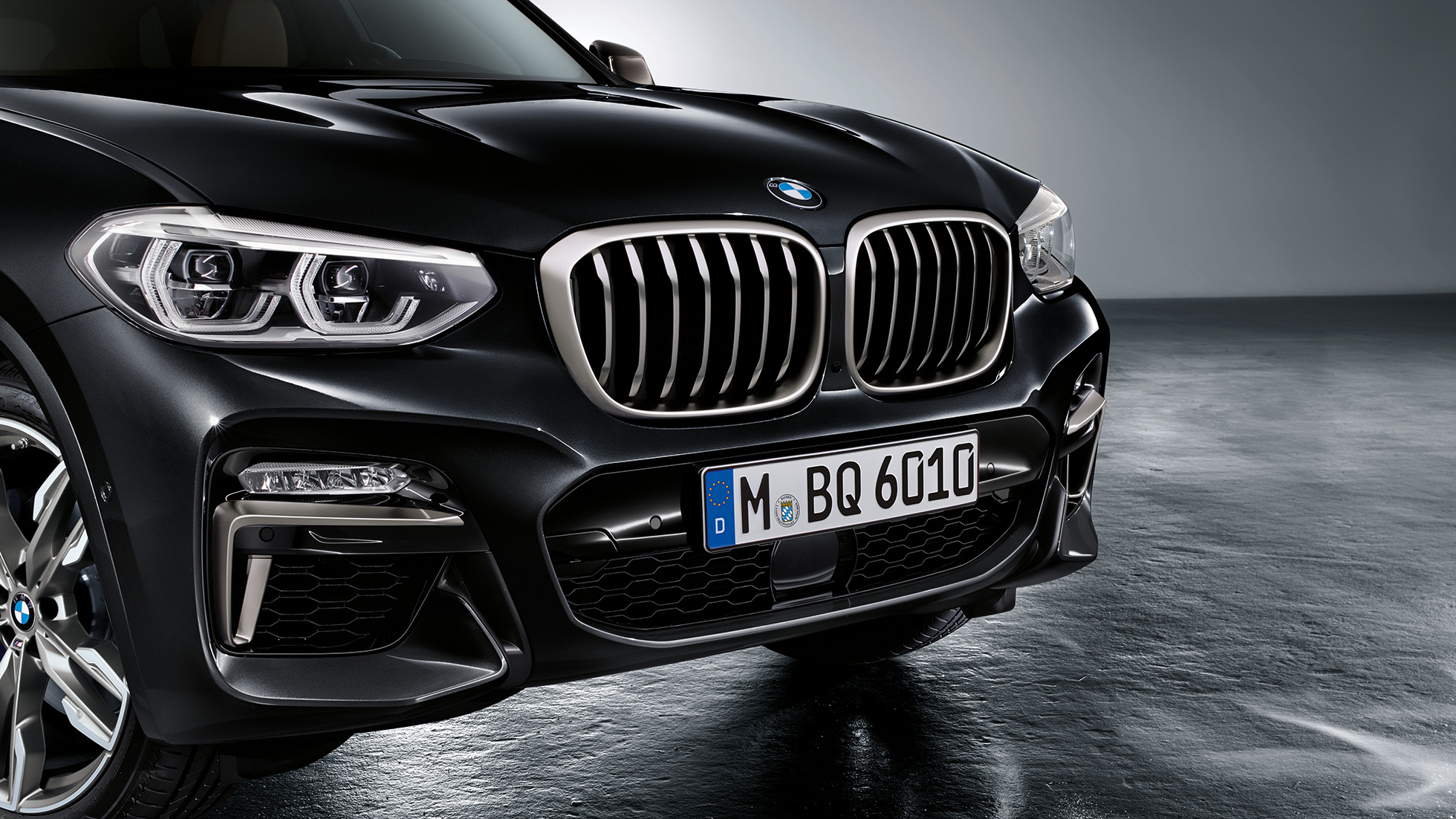 BMW X3 M40i e BMW X3 M40d, vista anteriore. G01 BMW X3 M40i e BMW X3 M40d in Sapphire Black metallizzato, esterni, vista anteriore con elementi di design in Cerium Grey. G01