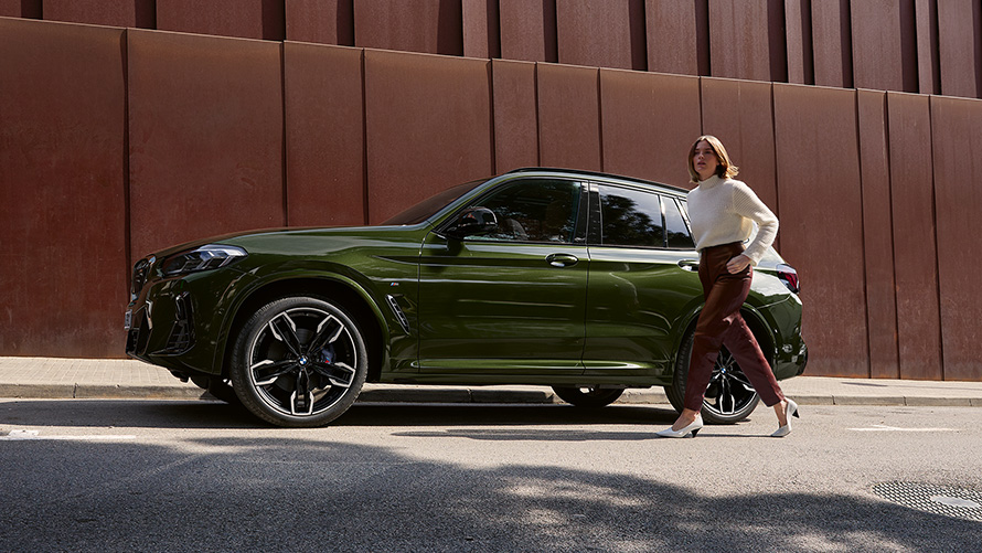 BMW X3 M40i G01 LCI Facelift 2021 Malachit Green metallizzato Vista laterale con modella 