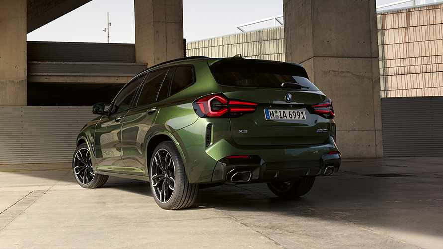 BMW X3 M40i G01 LCI Facelift 2021 Malachit Green metallizzato Vista posteriore a tre quarti da ferma