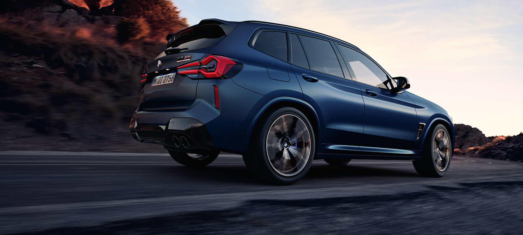 BMW X3 M Competition F97 LCI 2021 Vista posteriore a tre quarti con prospettiva dal basso BMW X3 M Competition F97 LCI Facelift 2021 Frozen Marina Bay Blue metallizzato in movimento Vista posteriore a tre quarti con prospettiva dal basso