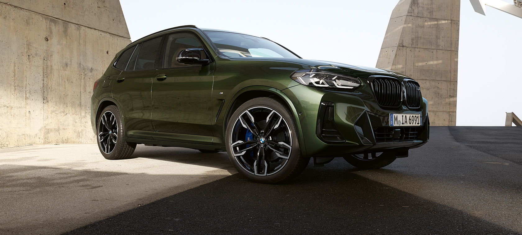 BMW X3 M40i G01 LCI Facelift 2021 Vista anteriore a tre quarti da ferma BMW X3 M40i G01 LCI Facelift 2021 Malachit Green metallizzato Vista anteriore a tre quarti da ferma