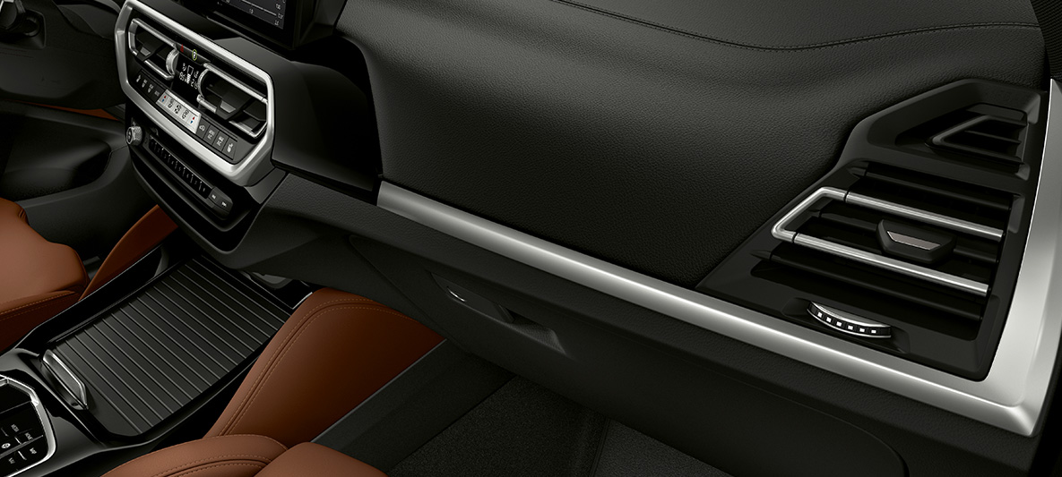 Modanatura interna BMW Individual della BMW X3 M F97 LCI Facelift 2021 Modanatura interna BMW Individual in Piano Black su Plancia strumenti della BMW X3 M F97 LCI Facelift 2021