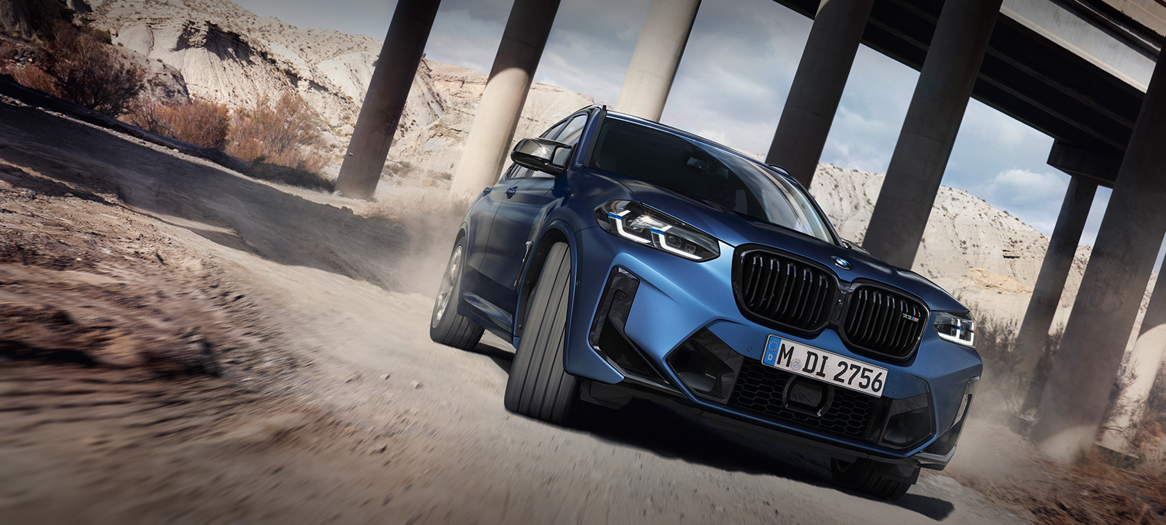 BMW X3 M Competition F97 LCI Facelift 2021 Frozen Marina Bay Blue metallizzato Vista anteriore a tre quarti in movimento