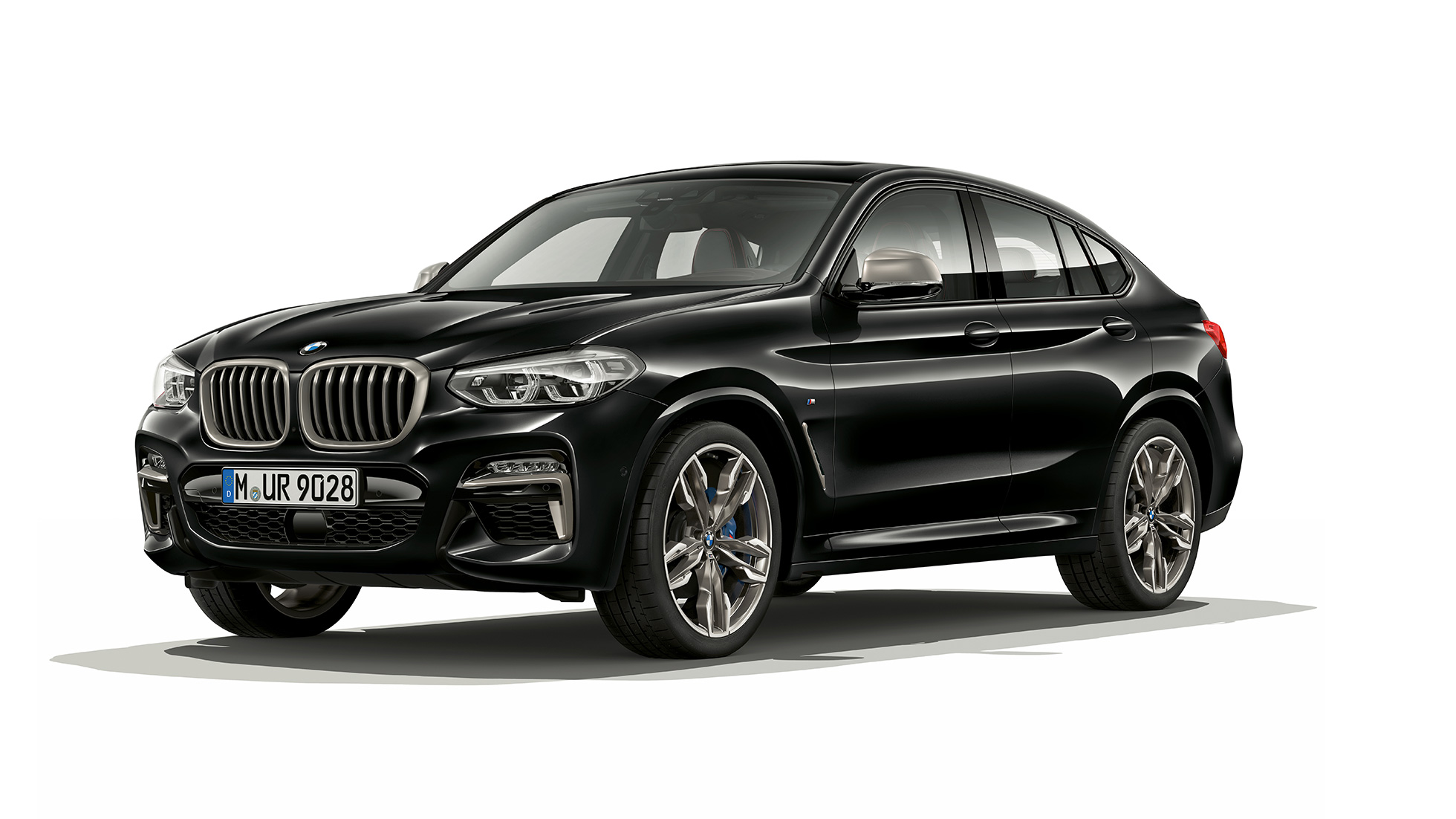 BMW X4 M40i e BMW X4 M40d, vista anteriore a tre quarti G02. BMW X4 M40i e BMW X4 M40d in Sapphire Black metallizzato, esterni, vista anteriore a tre quarti destra G02.