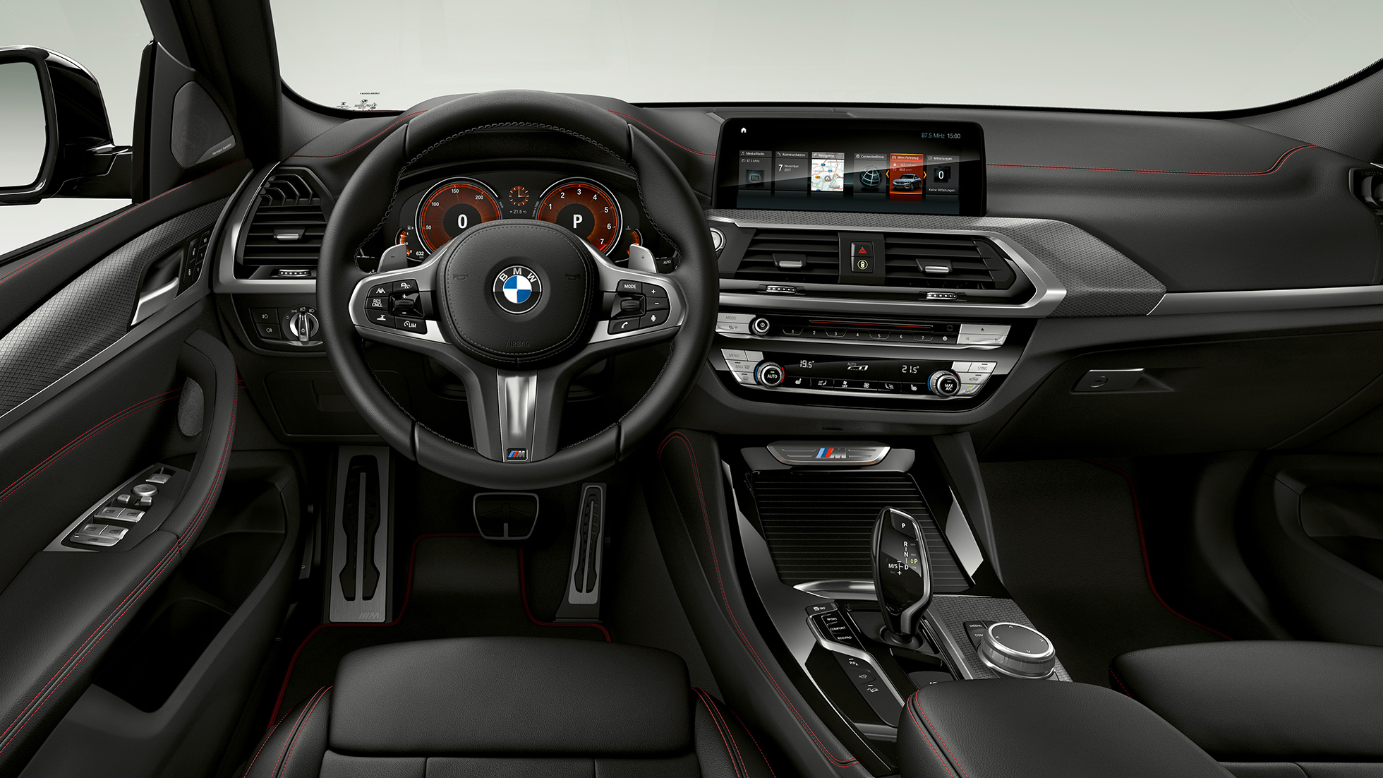 BMW X4 M40i e BMW X4 M40d, cockpit G02. BMW X4 M40i e BMW X4 M40d, interni, cockpit con volante in pelle M e sedili sportivi M G02.