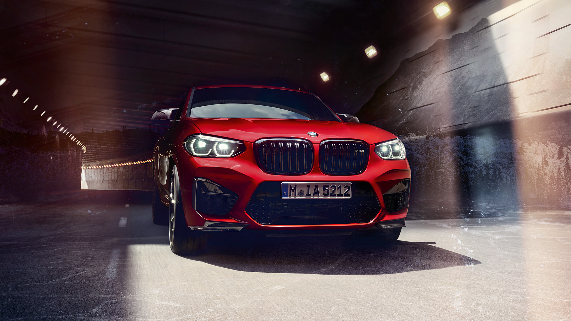 BMW X4 M Competition, vista anteriore a tre quarti F98. BMW X4 M Competition in Toronto Red metallizzato, esterni, vista anteriore a tre quarti F98.