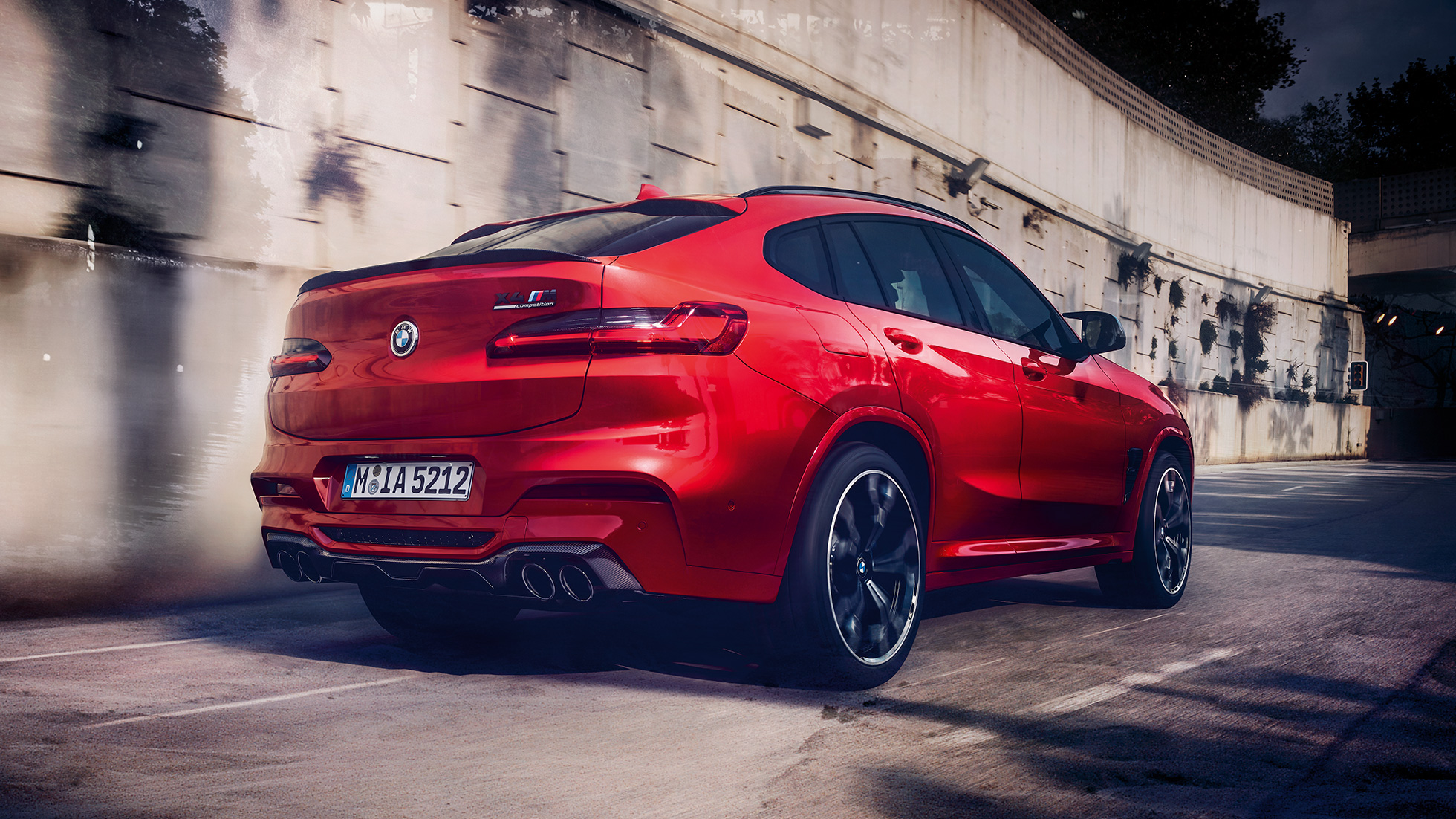 BMW X4 M Competition, vista laterale posteriore F98. BMW X4 M Competition in Toronto Red metallizzato, esterni, vista laterale posteriore F98.