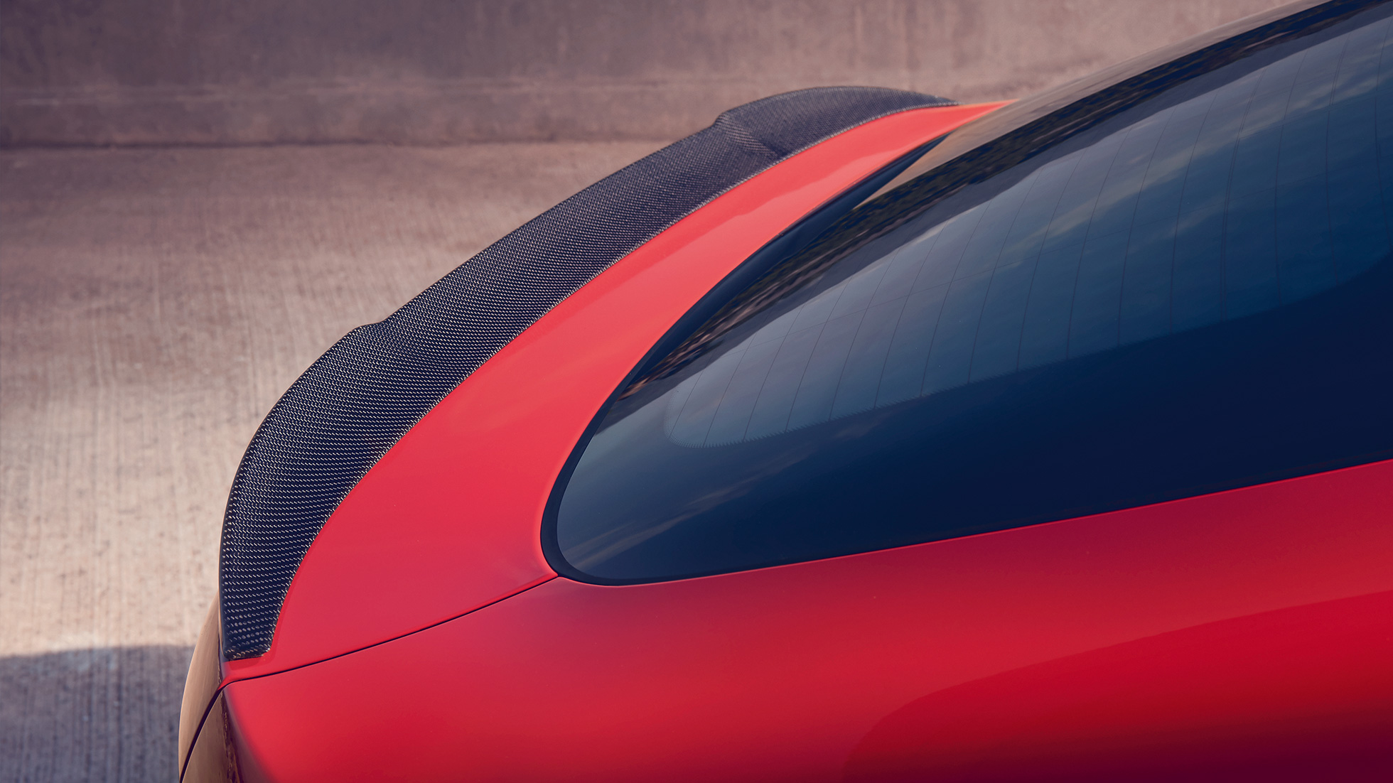 BMW X4 M Competition, spoiler posteriore M in carbonio F98. BMW X4 M Competition in Toronto Red metallizzato, esterni, pacchetto esterni M in carbonio, primo piano del posteriore con spoiler M in carbonio F98.