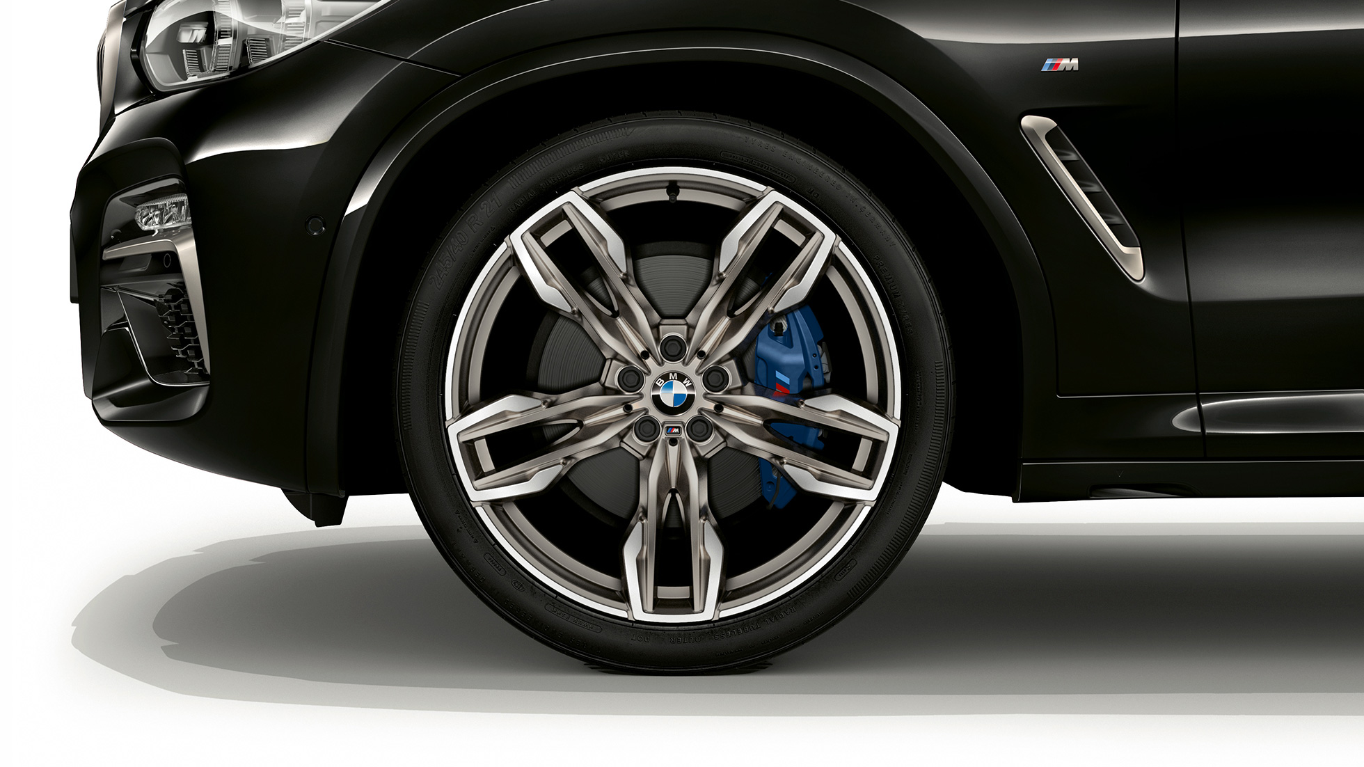 BMW X4 M40i e BMW X4 M40d, cerchi in lega leggera da 21” G02. BMW X4 M40i e BMW X4 M40d in Sapphire Black metallizzato, esterni, vista laterale con cerchi in lega leggera M da 21”, styling a doppi raggi G02.