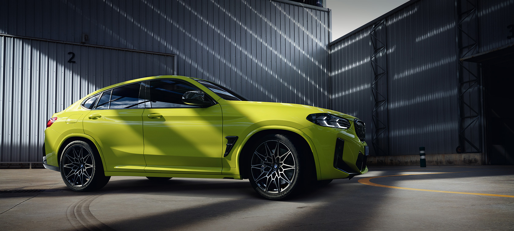 BMW X4 M Competition F98 LCI Facelift 2021 Sao Paulo Yellow Vista laterale in salone