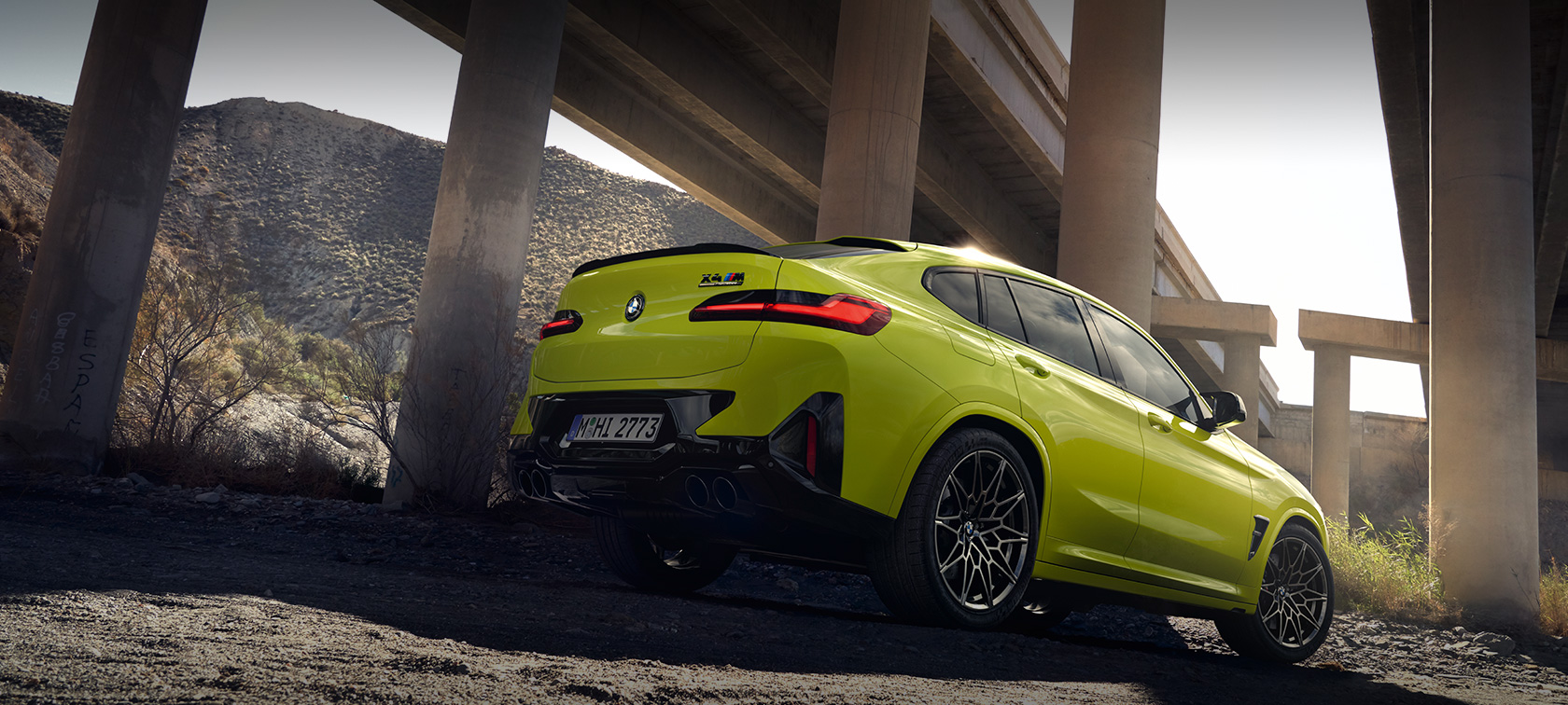BMW X4 M Competition F98 LCI Facelift 2021 Vista laterale da ferma BMW X4 M Competition F98 LCI Facelift 2021 BMW Individual Frozen Portimao Blue metallizzato Vista laterale da ferma