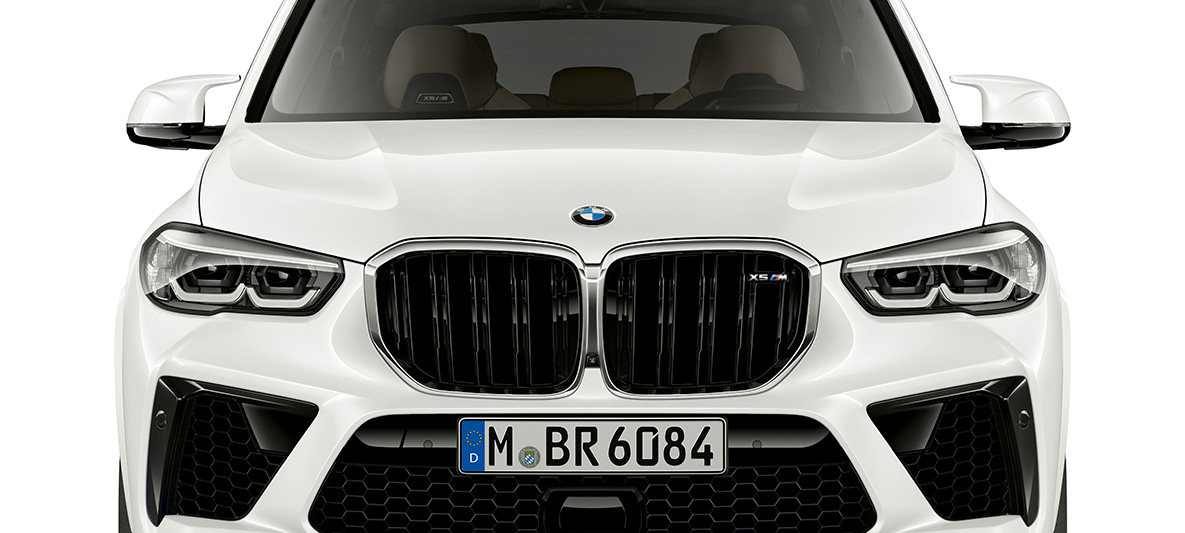 Front BMW X5 M F95 Doppio rene M della BMW X5 M Mineral White F95 vista frontale