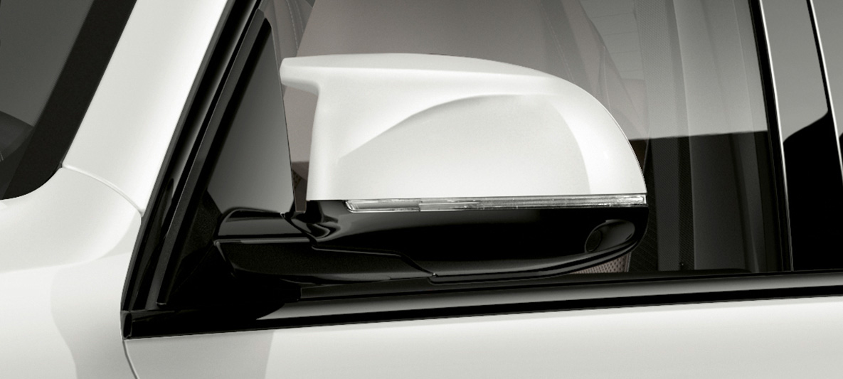 Calotte dei retrovisori esterni della BMW X5 M F95 Calotte dei retrovisori esterni della BMW X5 M Mineral White F95 primo piano