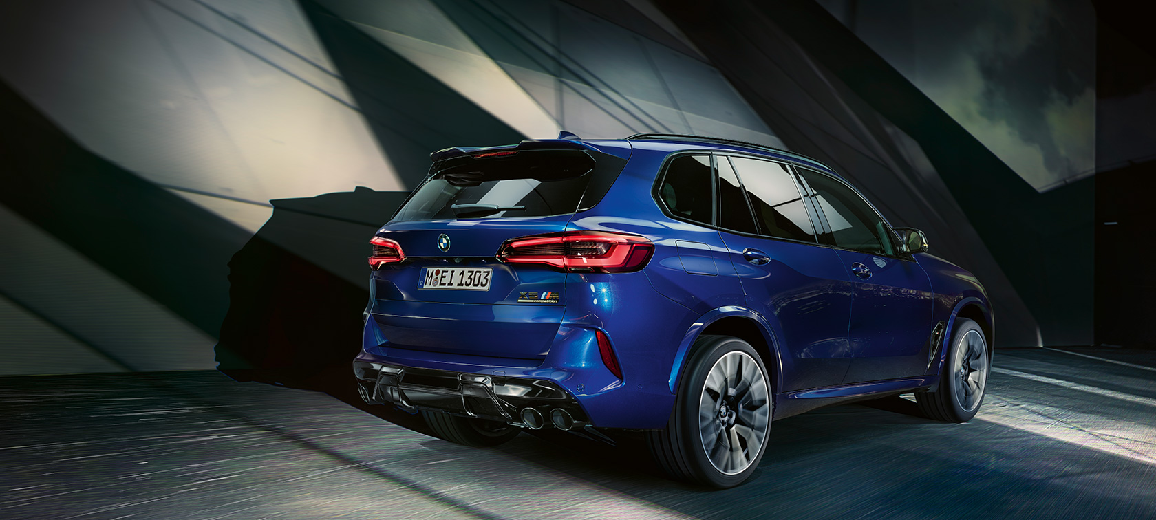 BMW X5 M Competition, vista posteriore a tre quarti F95 BMW X5 M Competition F95 2020 Marina Bay Blue metallizzato, vista posteriore a tre quarti