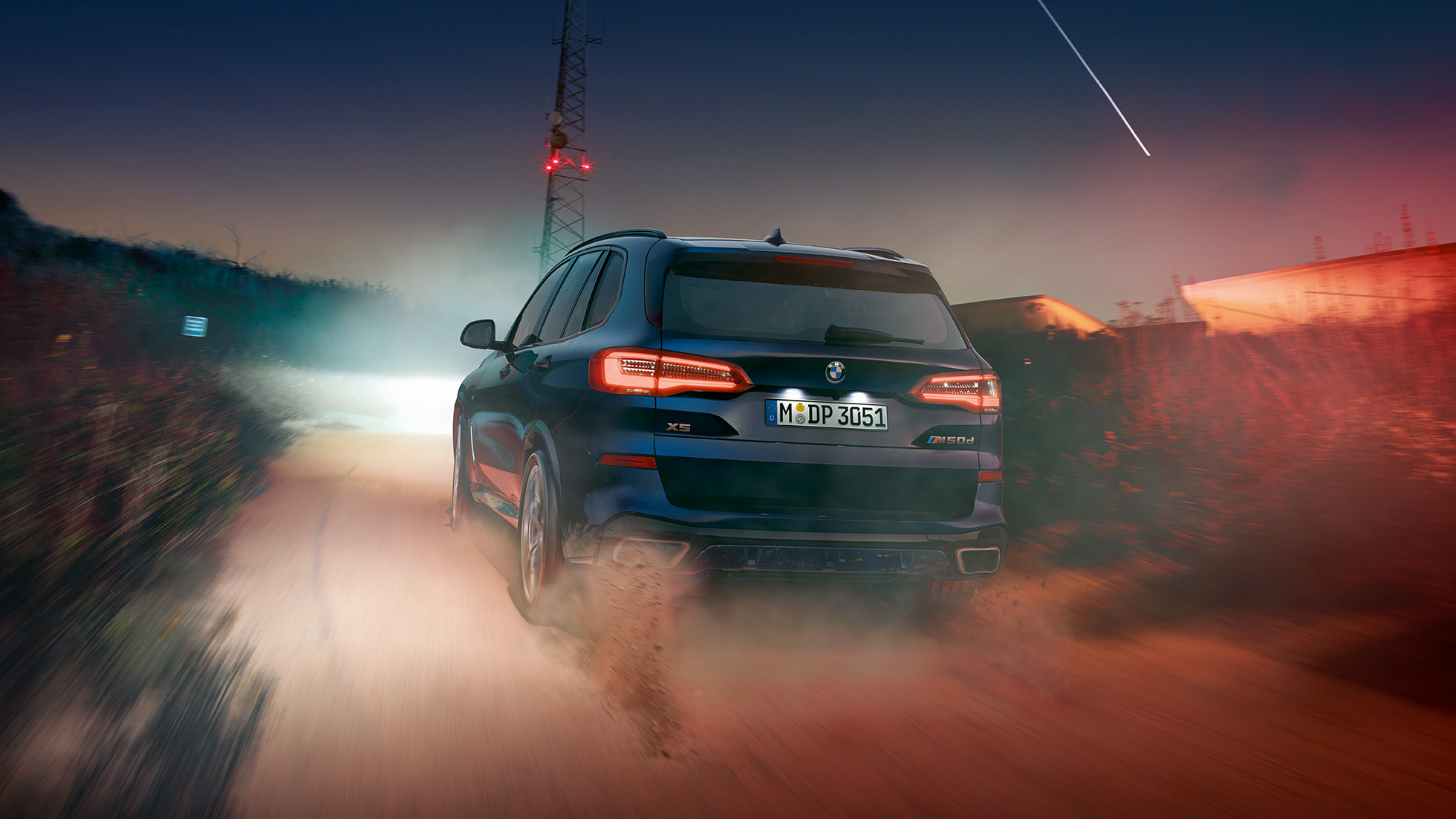 BMW X5 M50d con motore diesel M TwinPower Turbo da 6 cilindri BMW X5 M50d con motore diesel a 6 cilindri M TwinPower TurboG05 Carbon Black metallizzato vista posteriore