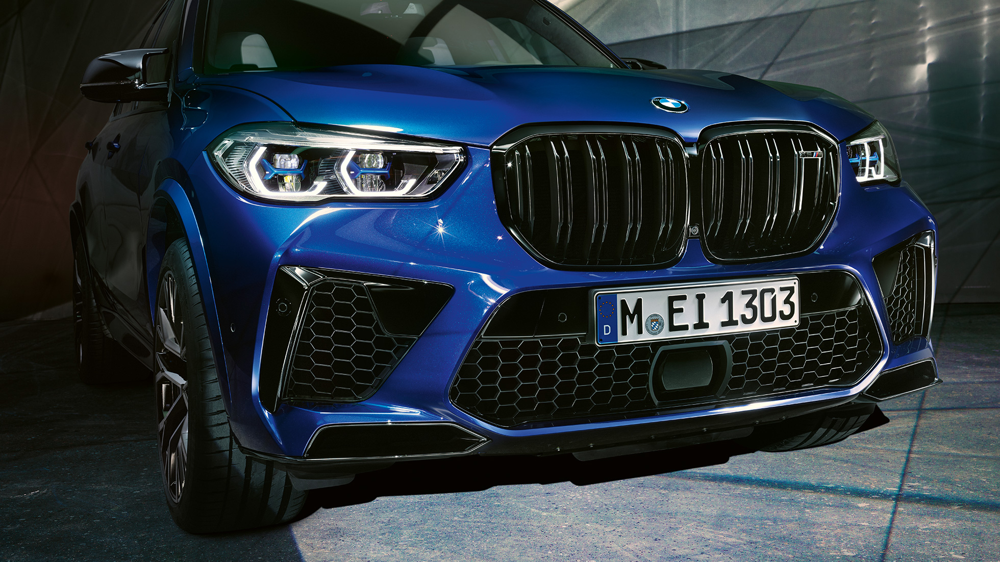 Calandra a doppio rene M BMW X5 M Competition Calandra a doppio rene M BMW X5 M Competition F95 Marina Bay Blue metallizzato, primo piano del frontale