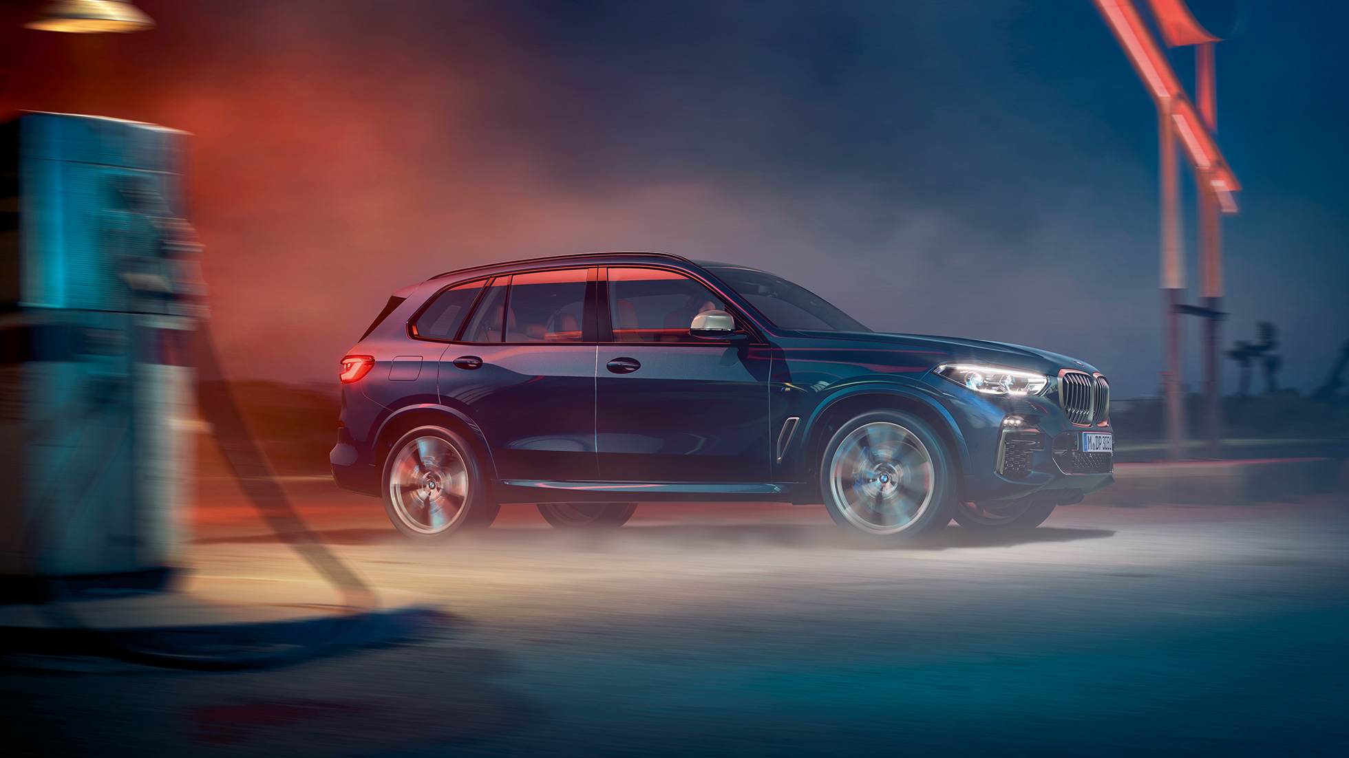 BMW X5 M50i Vista laterale G05 BMW X5 M50i G05 con cerchi in lega leggera M Carbon Black metallizzato vista laterale