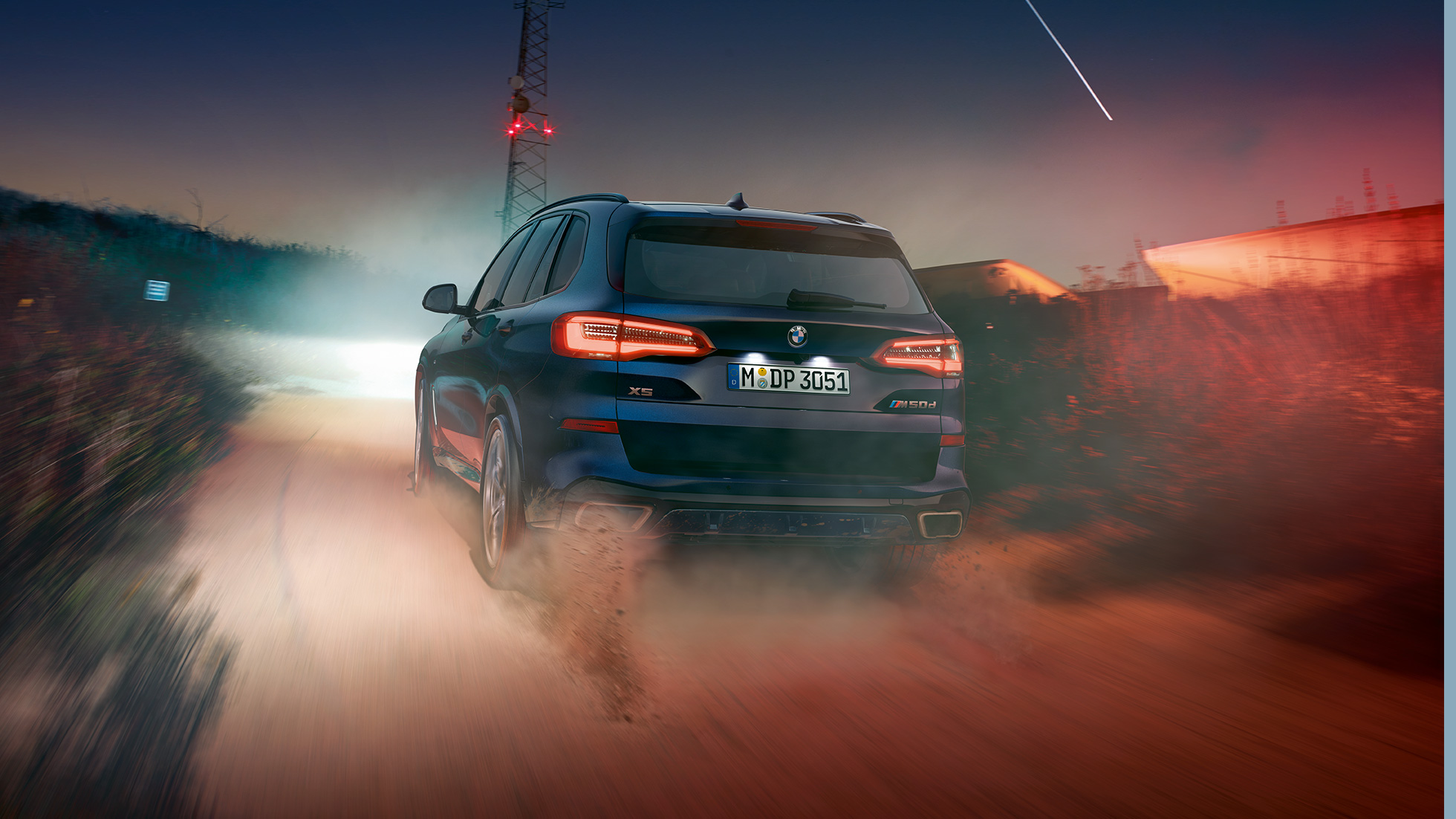 BMW X5 M50d vista posteriore BMW X5 M50d con spoiler sul tetto M G05 Carbon Black metallizzato vista posteriore