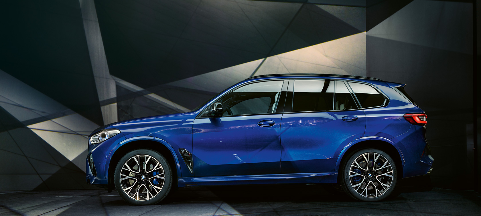 BMW X5 M Competition, vista laterale F95 BMW X5 M Competition Marina Bay Blue metallizzato F95 vista laterale