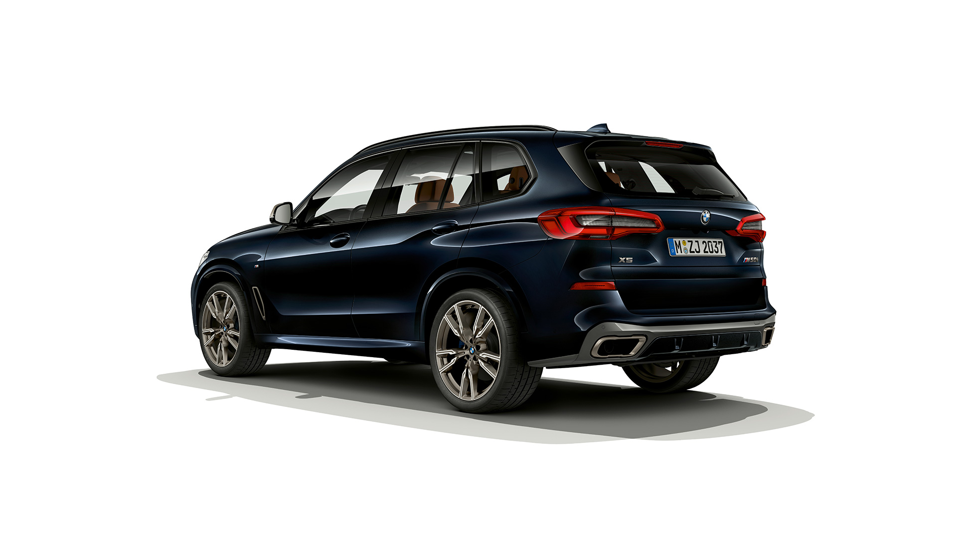 BMW X5 M50i Vista posteriore G05 BMW X5 M50i con spoiler del tetto M G05 Carbon Black metallizzato Vista posteriore